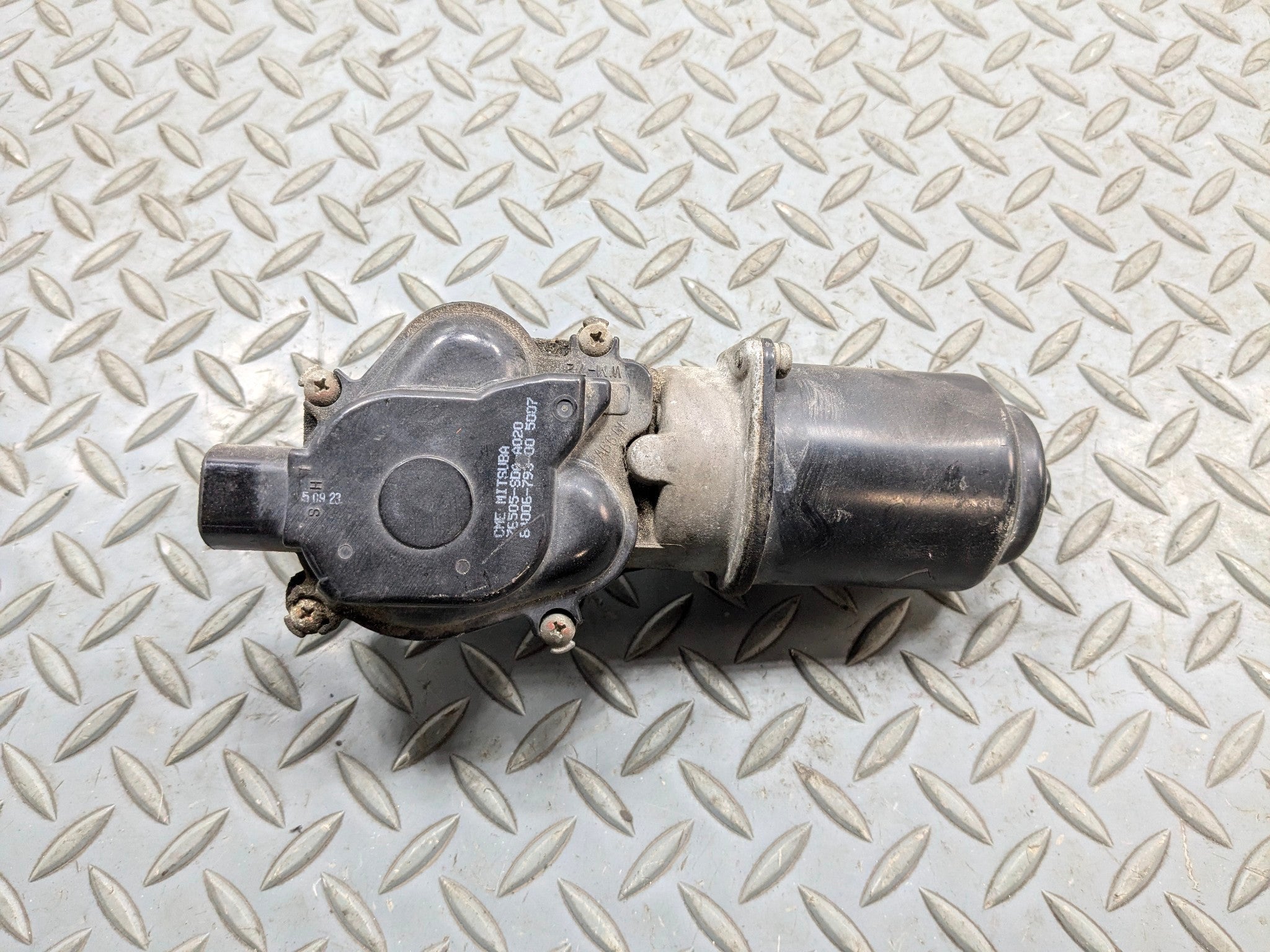 2004 - 2006 ACURA TL OEM WINDSHIELD WIPER MOTOR FRONT ASSEMBLY