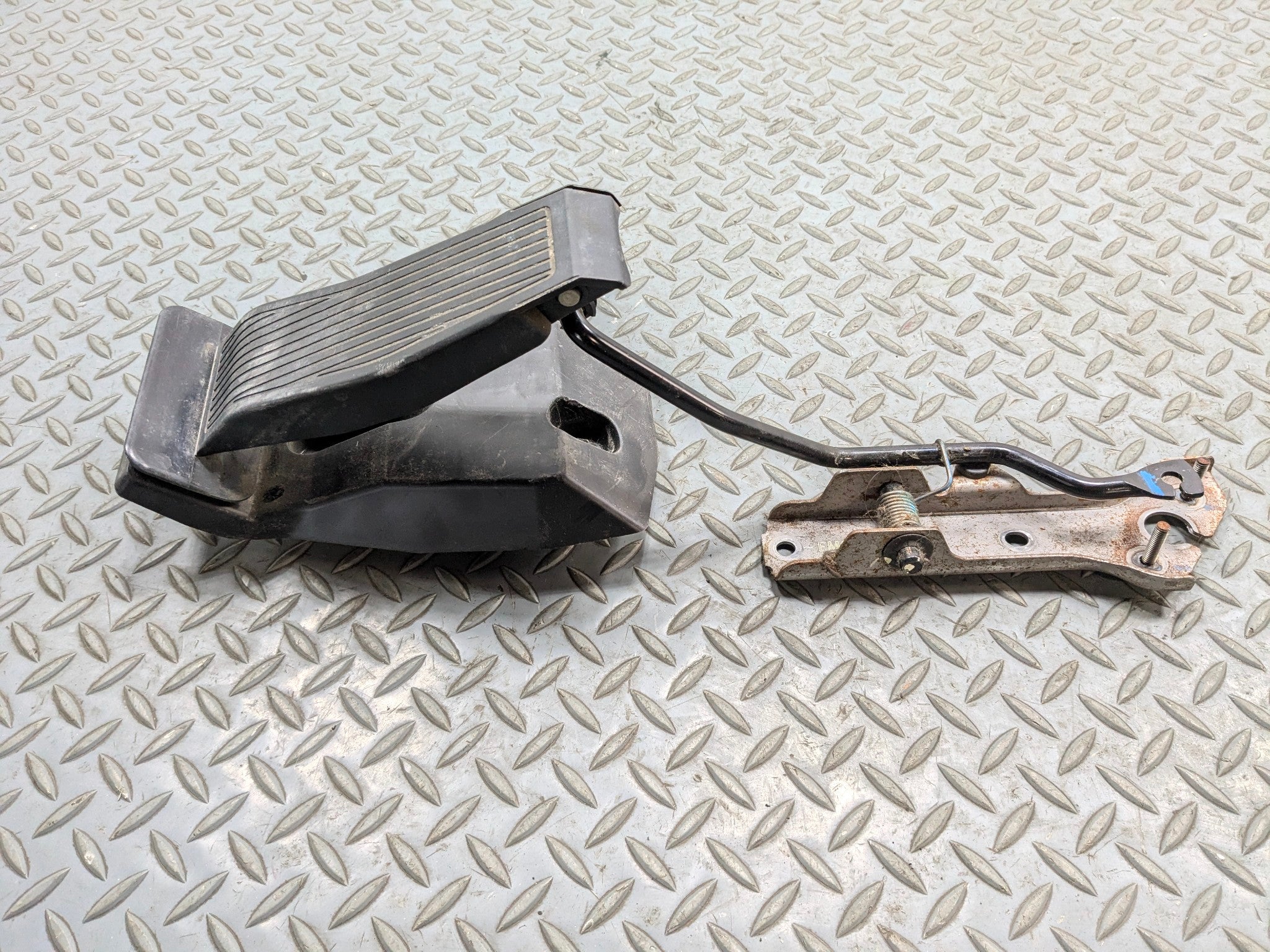 2004 - 2006 ACURA TL OEM GAS ACCELERATION THROTTLE PEDAL WITH BRACKET ASSEMBLY
