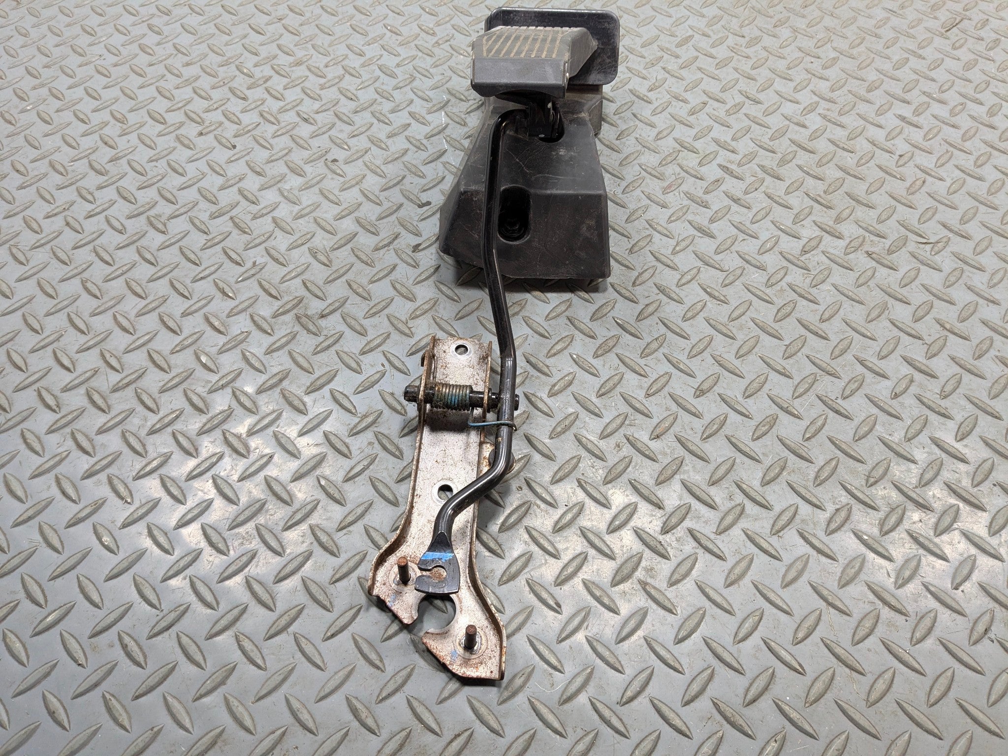 2004 - 2006 ACURA TL OEM GAS ACCELERATION THROTTLE PEDAL WITH BRACKET ASSEMBLY