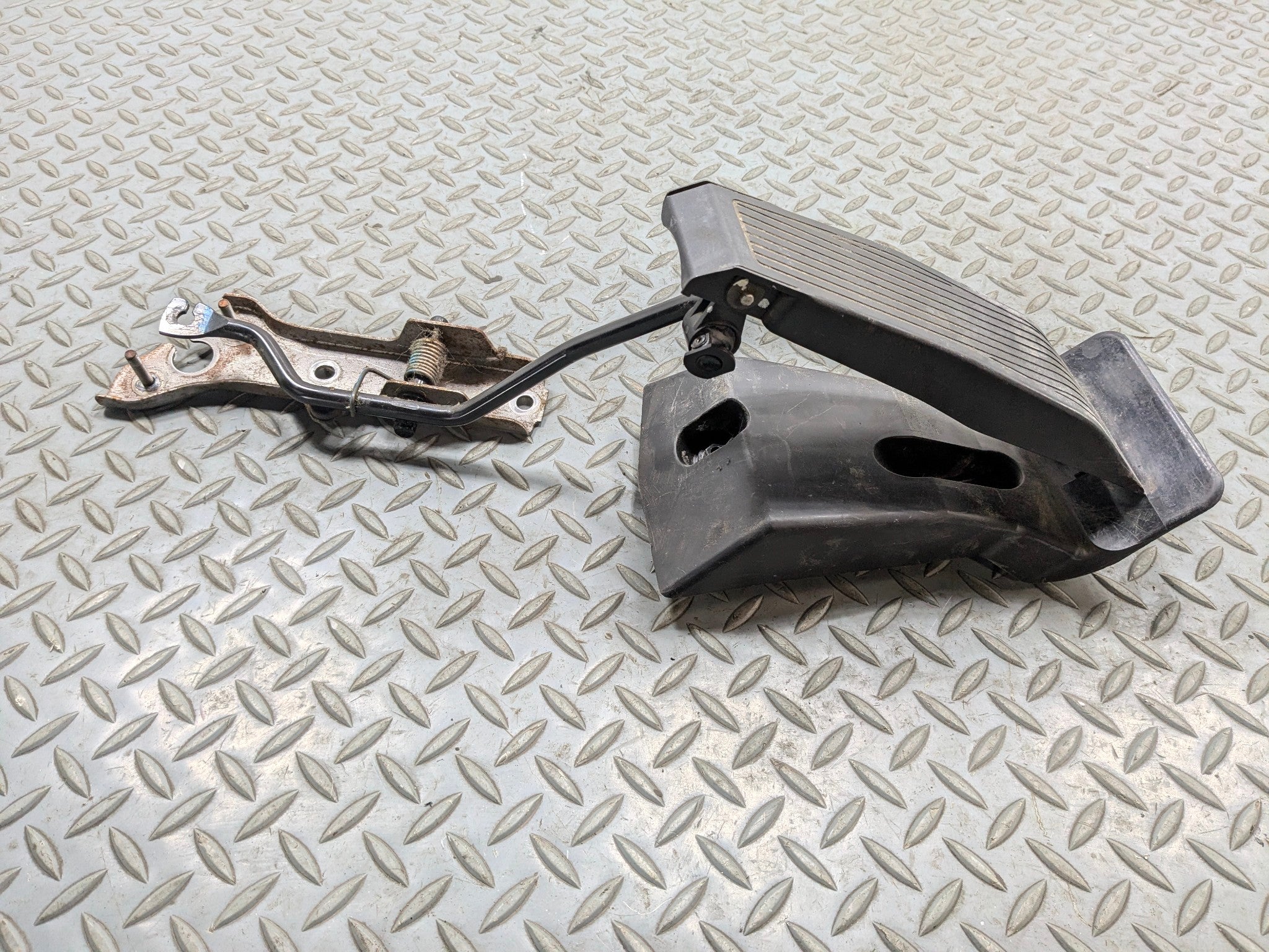 2004 - 2006 ACURA TL OEM GAS ACCELERATION THROTTLE PEDAL WITH BRACKET ASSEMBLY