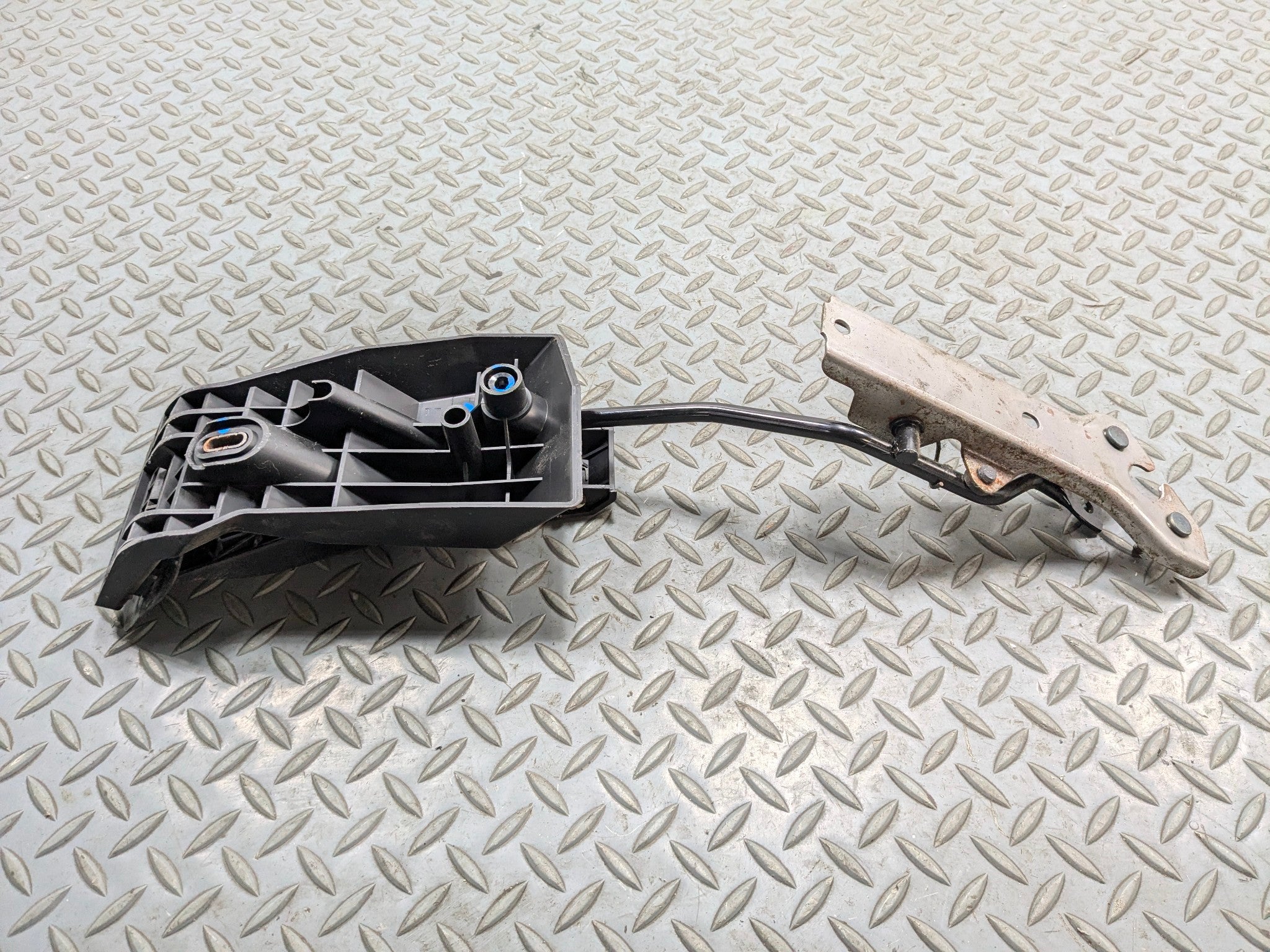 2004 - 2006 ACURA TL OEM GAS ACCELERATION THROTTLE PEDAL WITH BRACKET ASSEMBLY