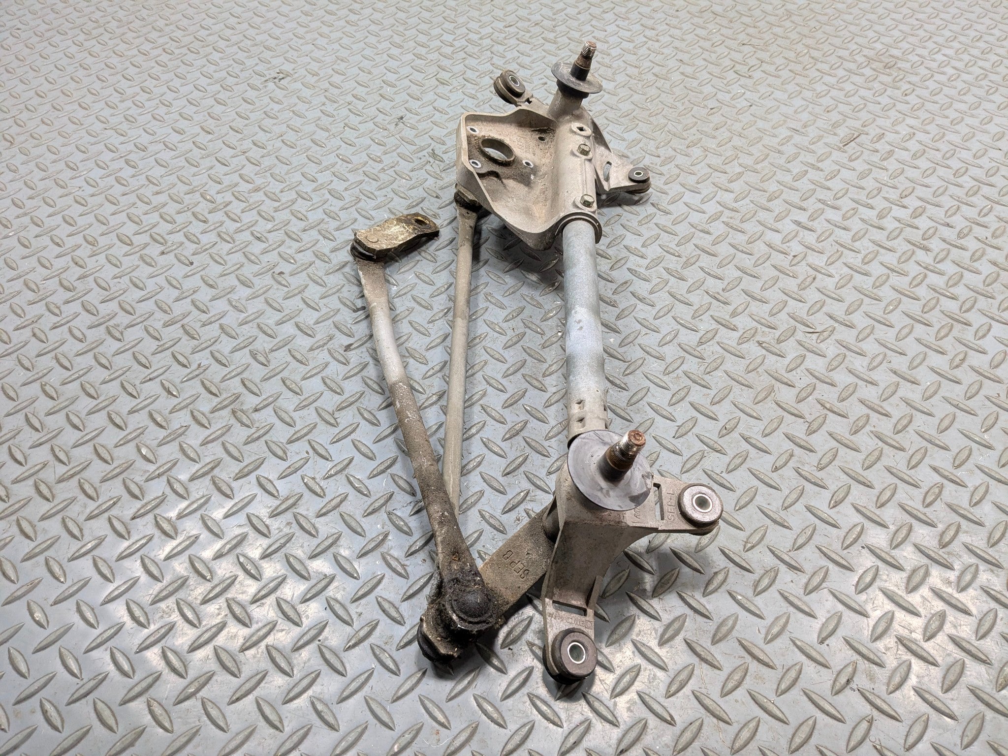2004 - 2006 ACURA TL OEM WINDSHIELD WIPER TRANSMISSION LINKAGE ASSEMBLY FRONT
