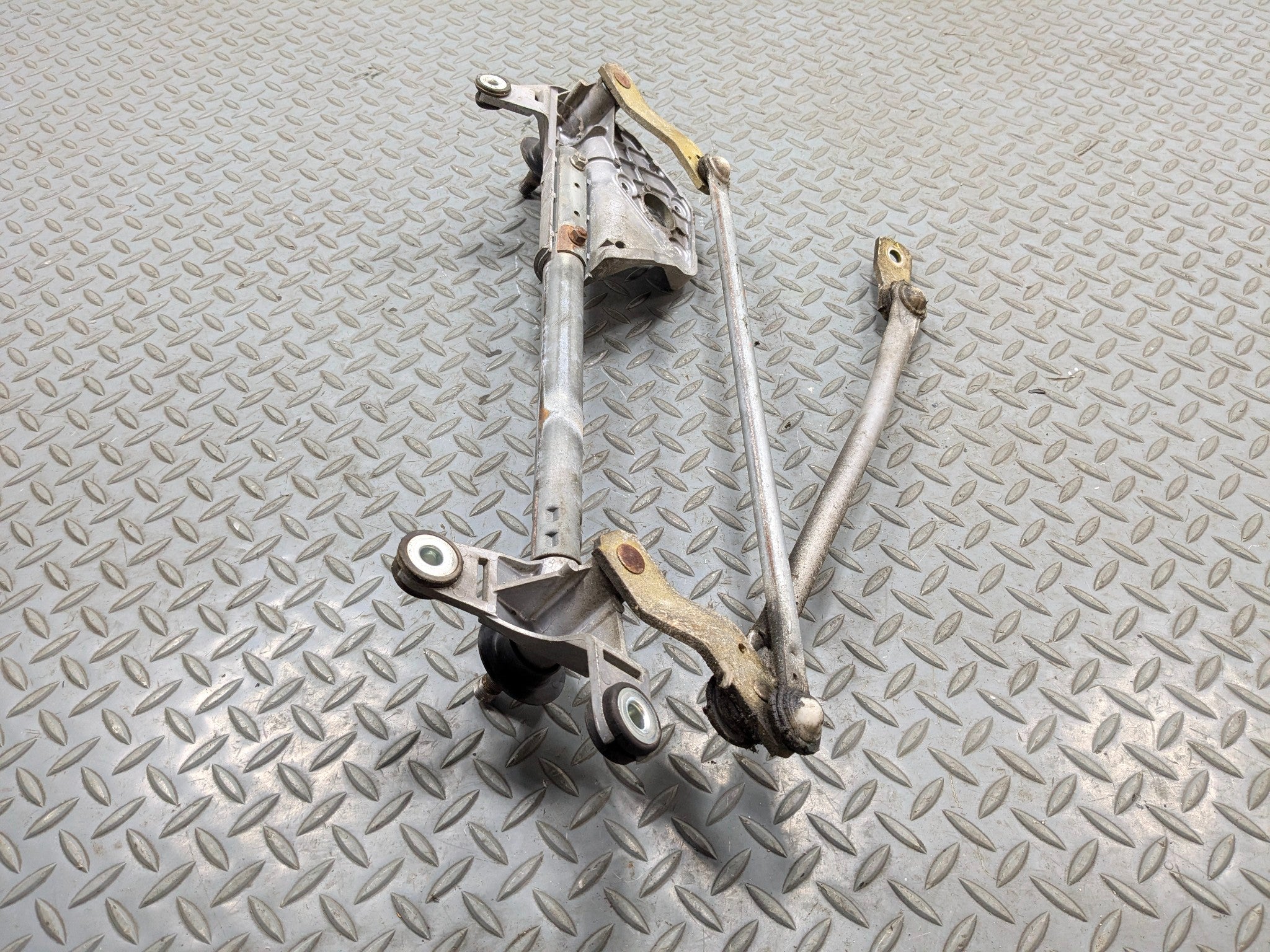 2004 - 2006 ACURA TL OEM WINDSHIELD WIPER TRANSMISSION LINKAGE ASSEMBLY FRONT