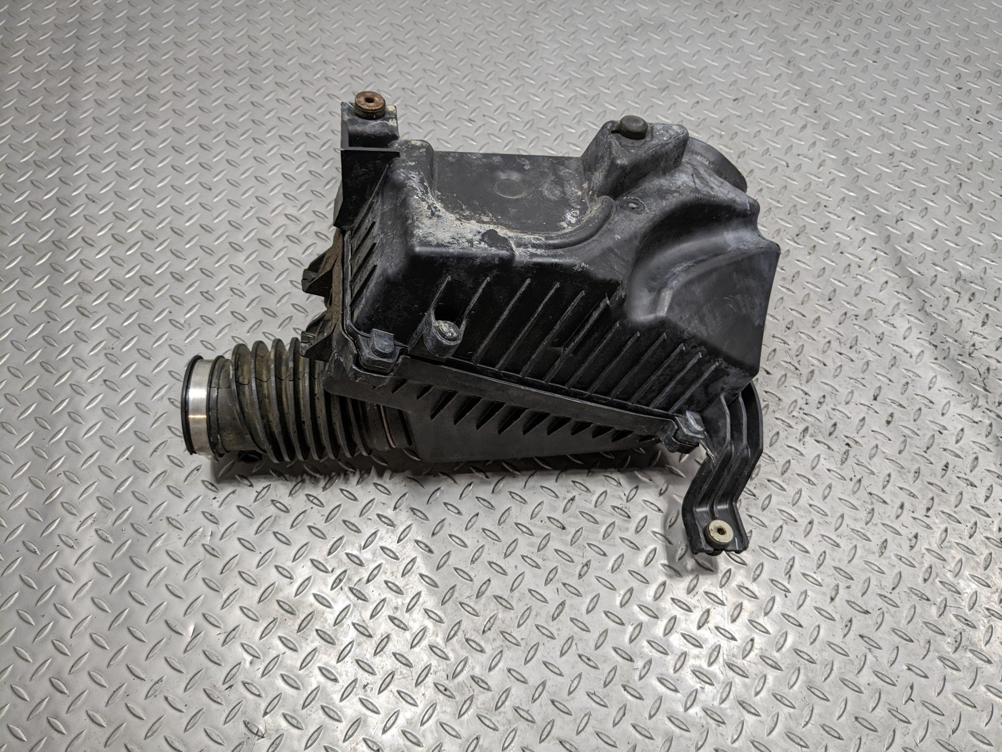 2004 - 2006 ACURA TL AIR INTAKE CLEANER FILTER HOUSING AIR BOX ASSEMBLY BLACK
