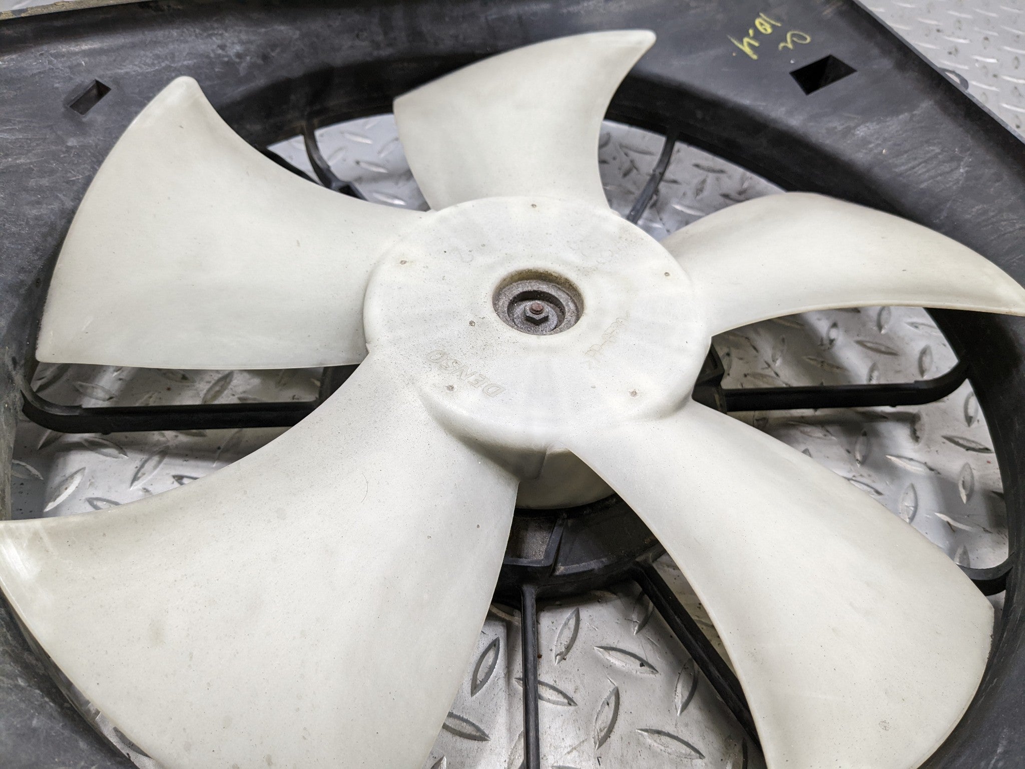 04 - 06 ACURA TL OEM ELECTRIC COOLING MOTOR FAN WITH SHROUD RIGHT PASSENGER SIDE