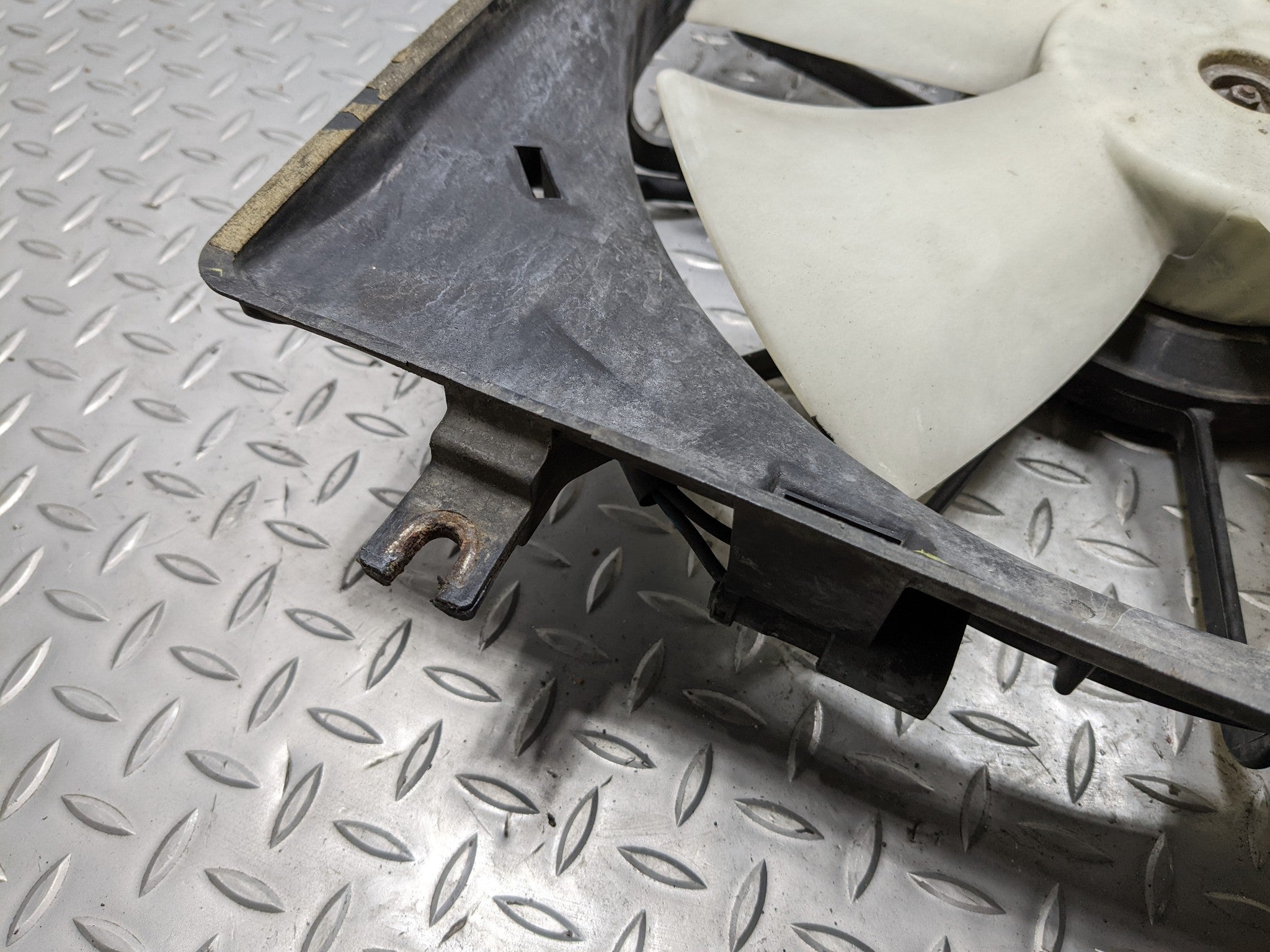 04 - 06 ACURA TL OEM ELECTRIC COOLING MOTOR FAN WITH SHROUD RIGHT PASSENGER SIDE