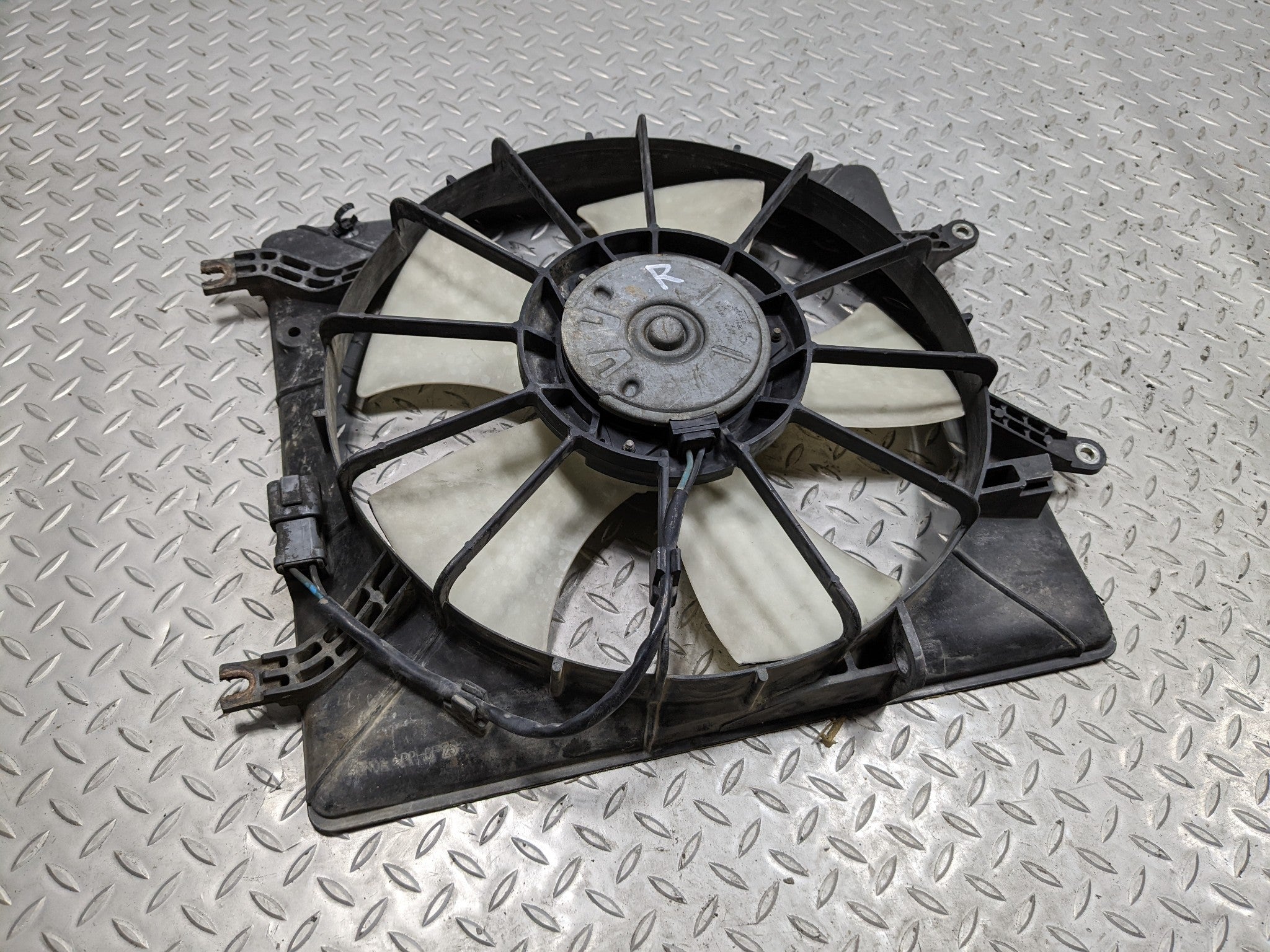 04 - 06 ACURA TL OEM ELECTRIC COOLING MOTOR FAN WITH SHROUD RIGHT PASSENGER SIDE