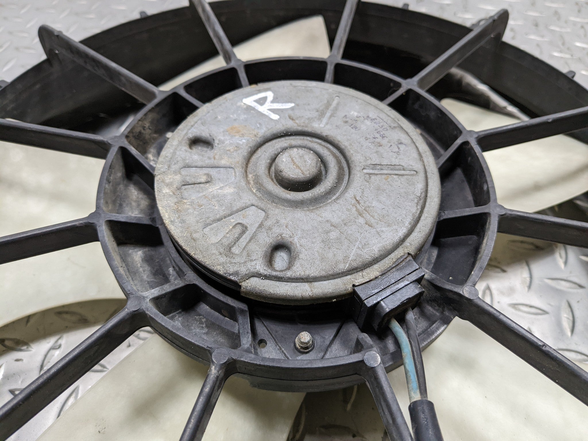 04 - 06 ACURA TL OEM ELECTRIC COOLING MOTOR FAN WITH SHROUD RIGHT PASSENGER SIDE