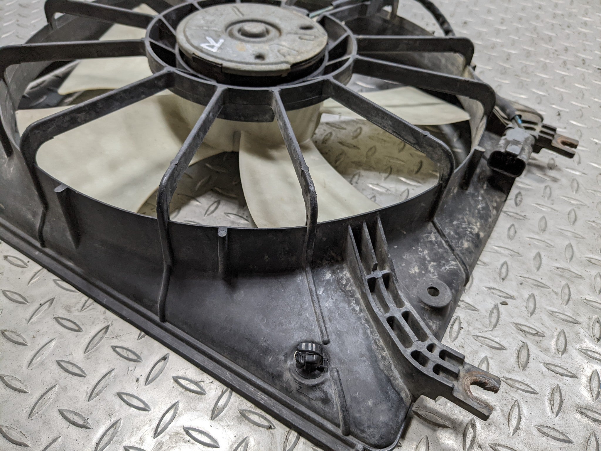 04 - 06 ACURA TL OEM ELECTRIC COOLING MOTOR FAN WITH SHROUD RIGHT PASSENGER SIDE