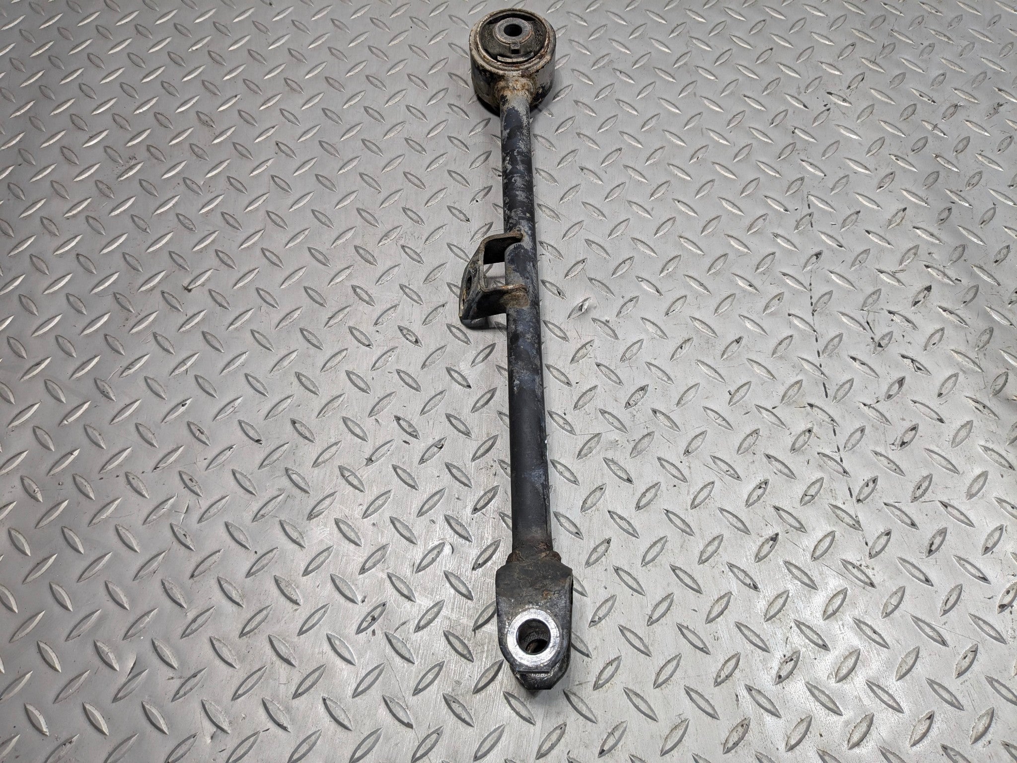 2004 - 2006 ACURA TL OEM LOWER CONTROL ARM REAR RIGHT FORWARD PASSENGER SIDE