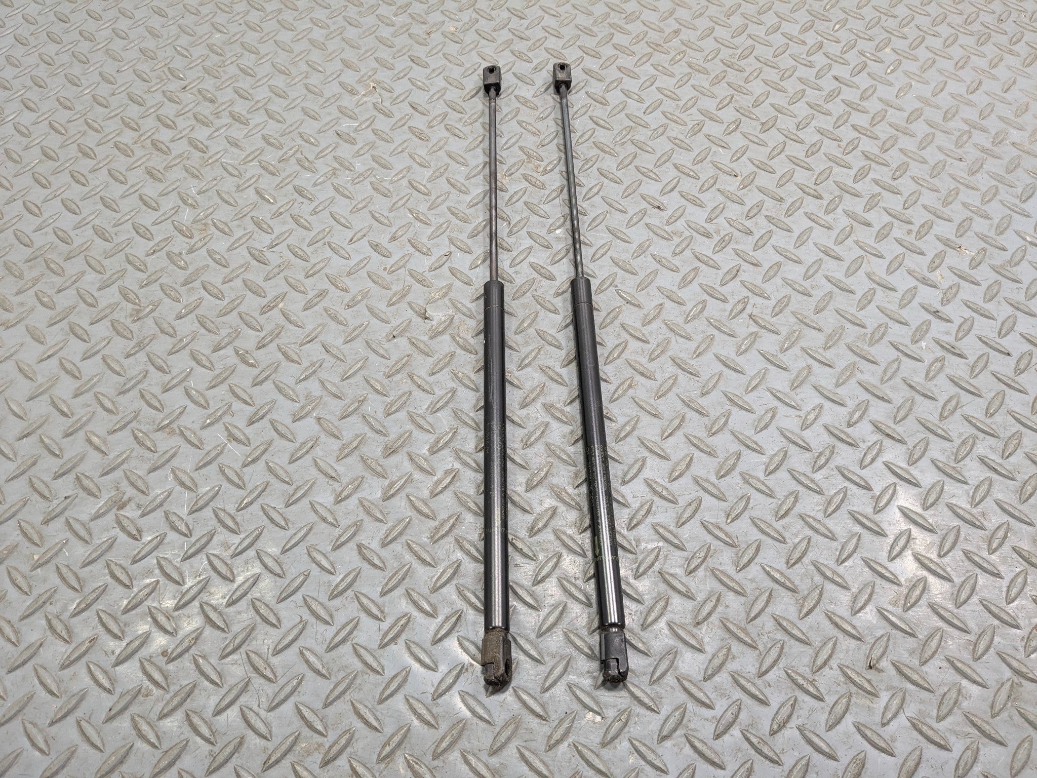 07 - 09 CHEVROLET TAHOE OEM HATCH SUPPORT STRUTS SET ASSEMBLY REAR UPPER