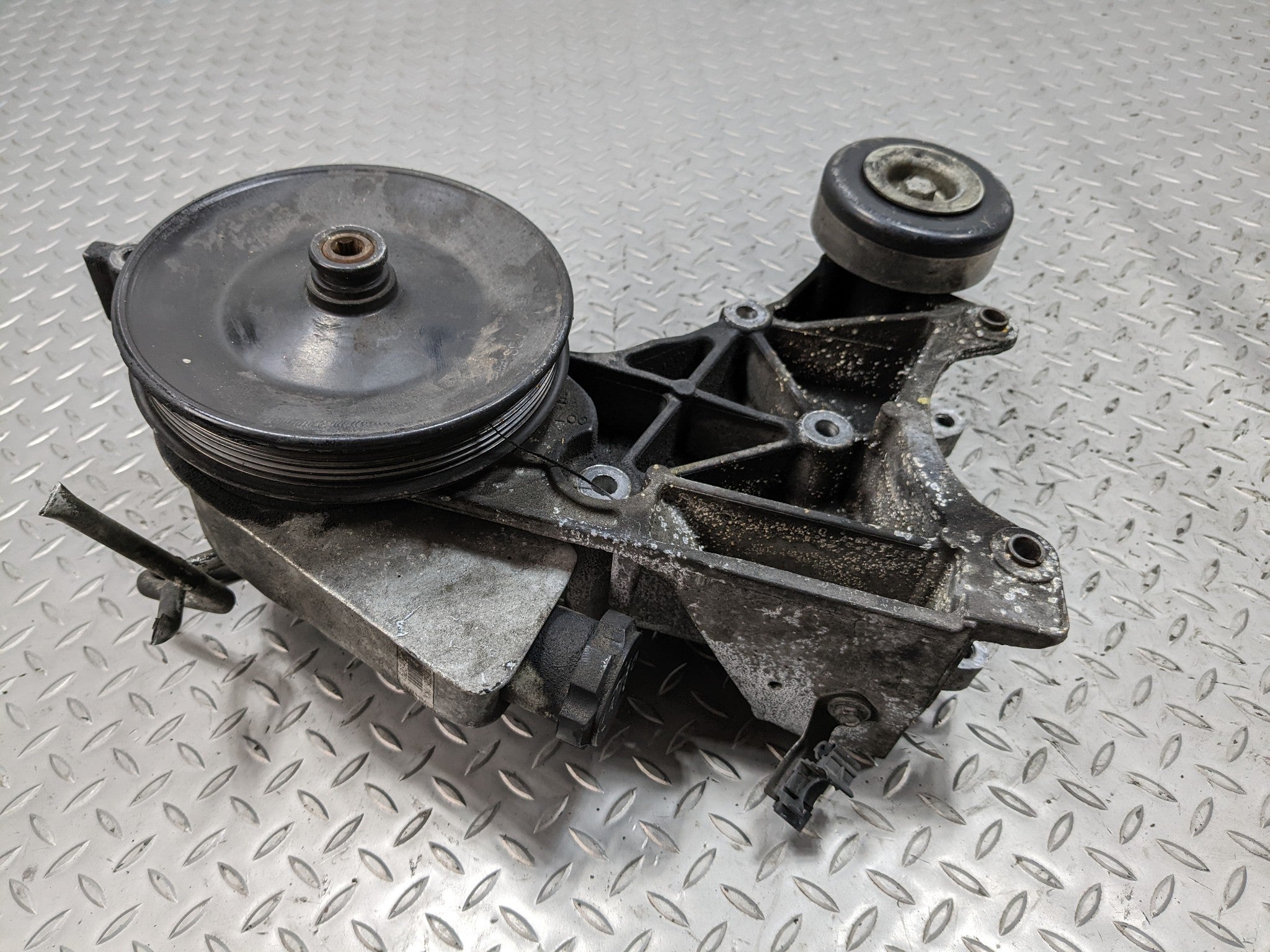 07 - 09 CHEVROLET TAHOE OEM PUMP MOTOR POWER STEERING WITH PULLEY ALLOY BRACKET