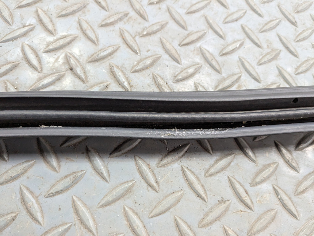 07 - 09 CHEVROLET TAHOE OEM DOOR SEAL WEATHER STRIPPING RUBBER REAR LEFT SIDE