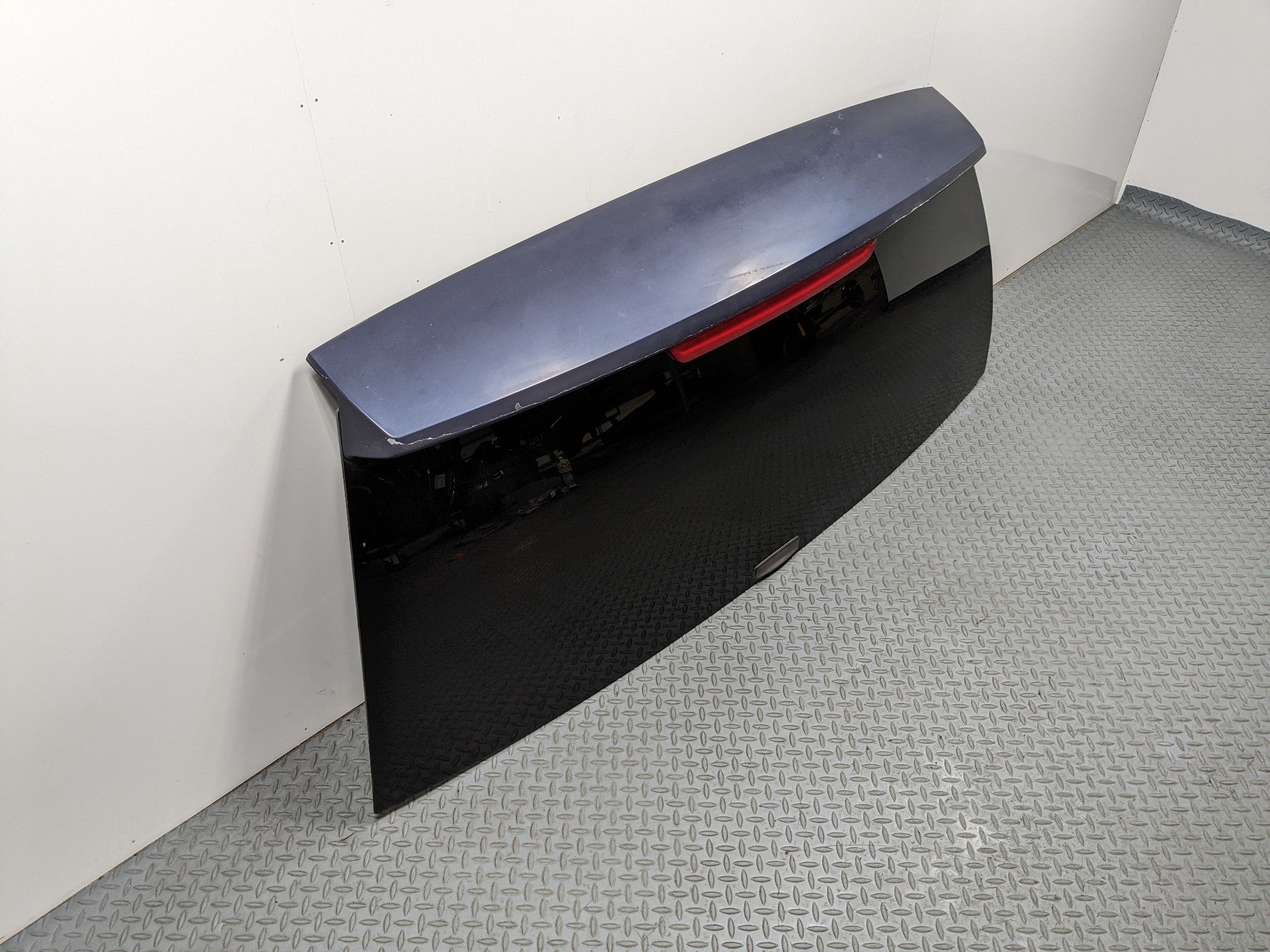 07 - 09 CHEVROLET TAHOE OEM REAR TAILGATE GLASS AND SPOILER WITH 3RD BRAKE LIGHT