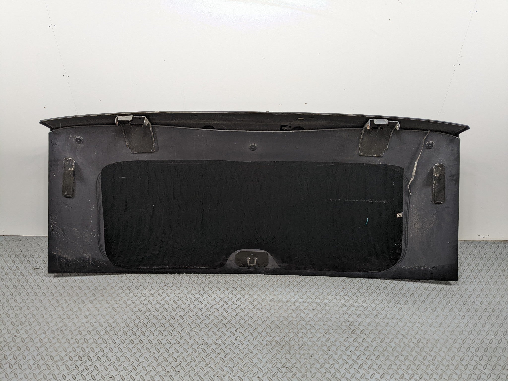 07 - 09 CHEVROLET TAHOE OEM REAR TAILGATE GLASS AND SPOILER WITH 3RD BRAKE LIGHT