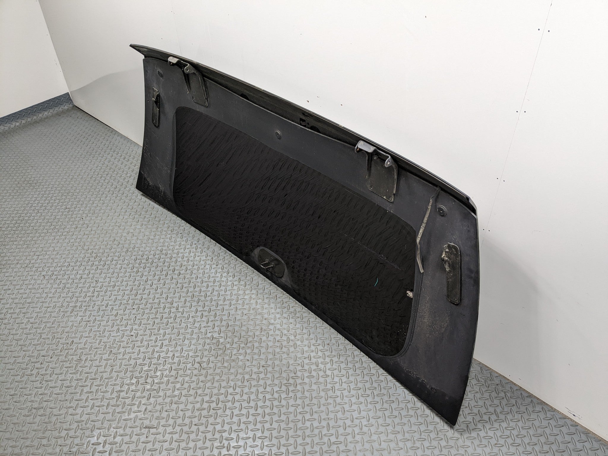 07 - 09 CHEVROLET TAHOE OEM REAR TAILGATE GLASS AND SPOILER WITH 3RD BRAKE LIGHT