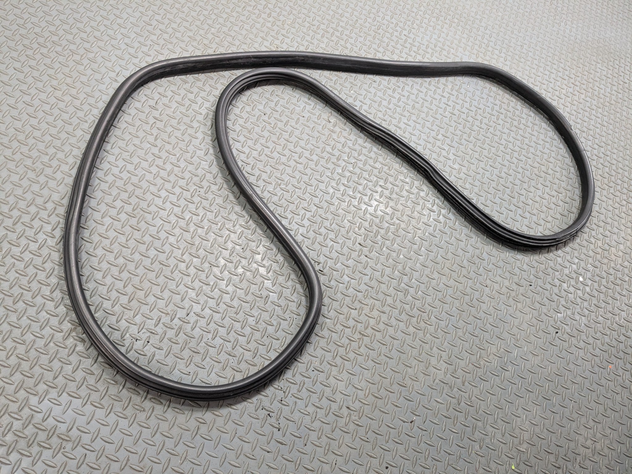 07 - 09 CHEVROLET TAHOE OEM TRUNK TAILGATE SEAL REAR WEATHER STRIPPING RUBBER