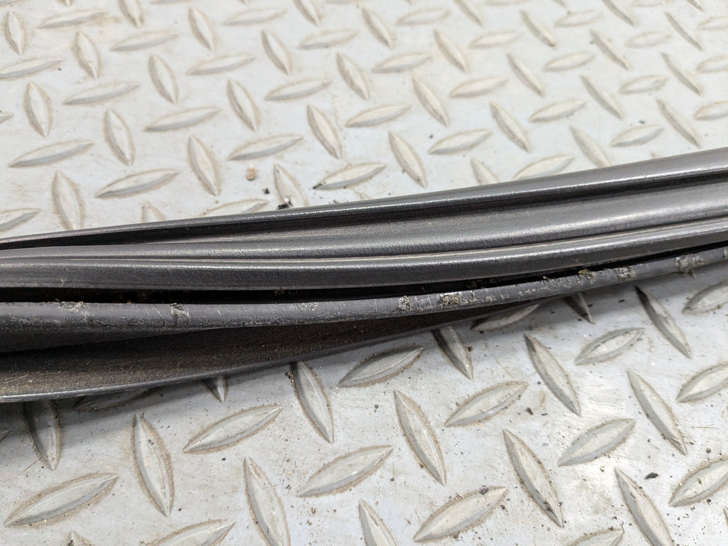 07 - 09 CHEVROLET TAHOE OEM TRUNK TAILGATE SEAL REAR WEATHER STRIPPING RUBBER