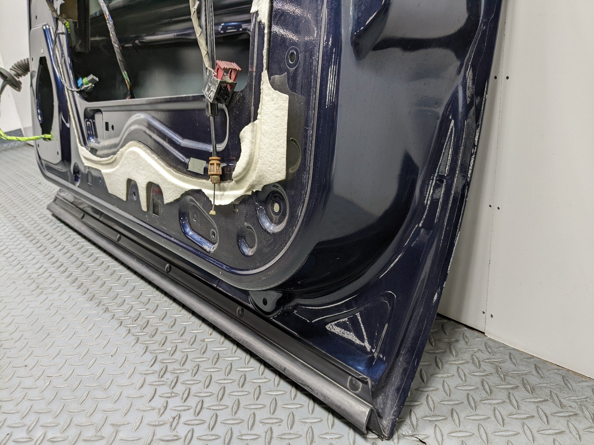 07 - 09 CHEVROLET TAHOE OEM DOOR SHELL PANEL FRONT RIGHT BERMUDA BLUE METALLIC