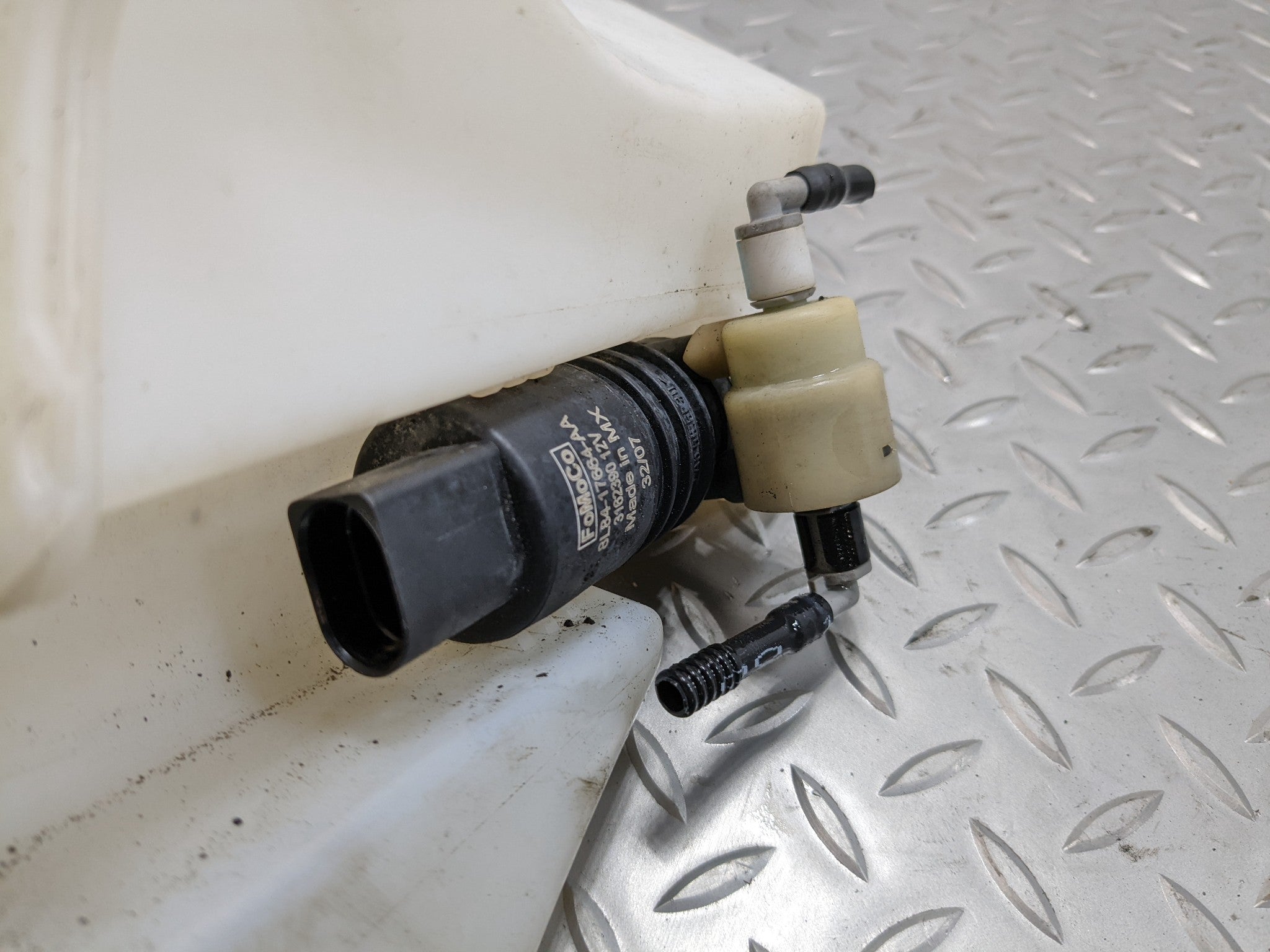 2008 - 2012 FORD ESCAPE OEM WINDSHIELD WASHER BOTTLE RESERVOIR TANK