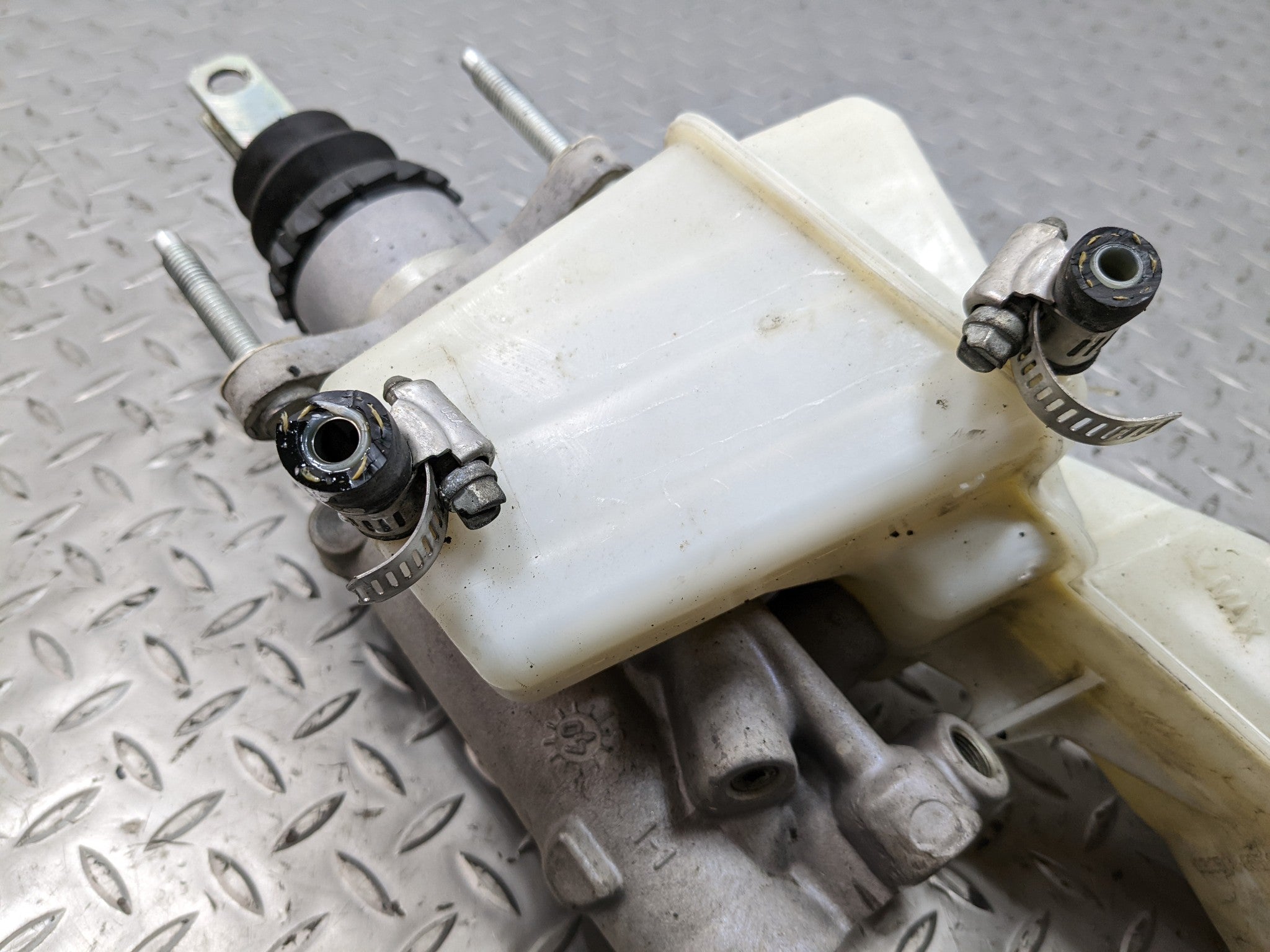 2008 - 2012 FORD ESCAPE OEM HYBRID BRAKE MASTER CYLINDER BOOSTER WITH RESERVOIR