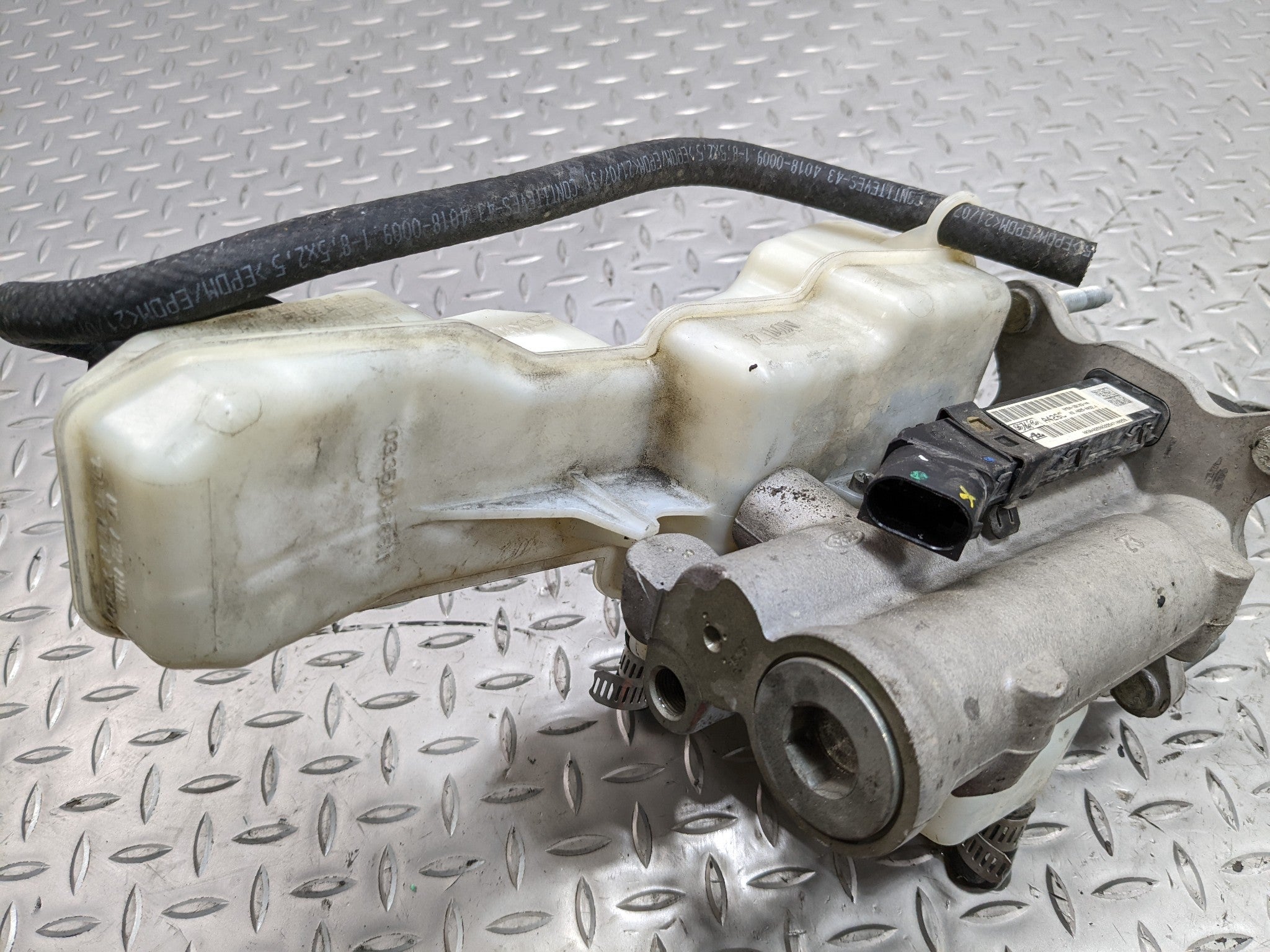 2008 - 2012 FORD ESCAPE OEM HYBRID BRAKE MASTER CYLINDER BOOSTER WITH RESERVOIR