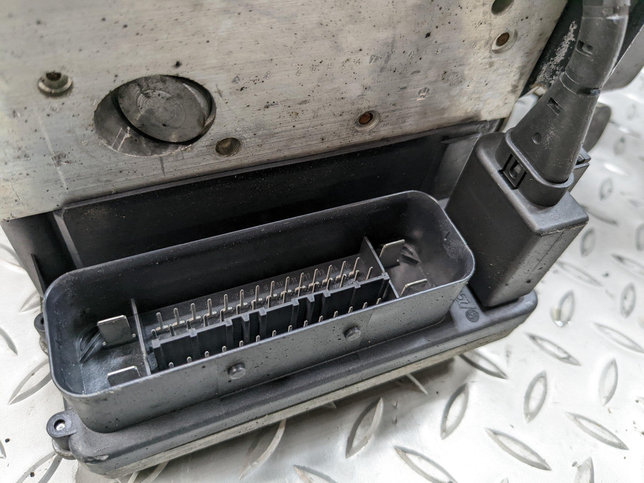 2008 - 2012 FORD ESCAPE OEM ABS PUMP BRAKE BOOSTER MODULE UNIT