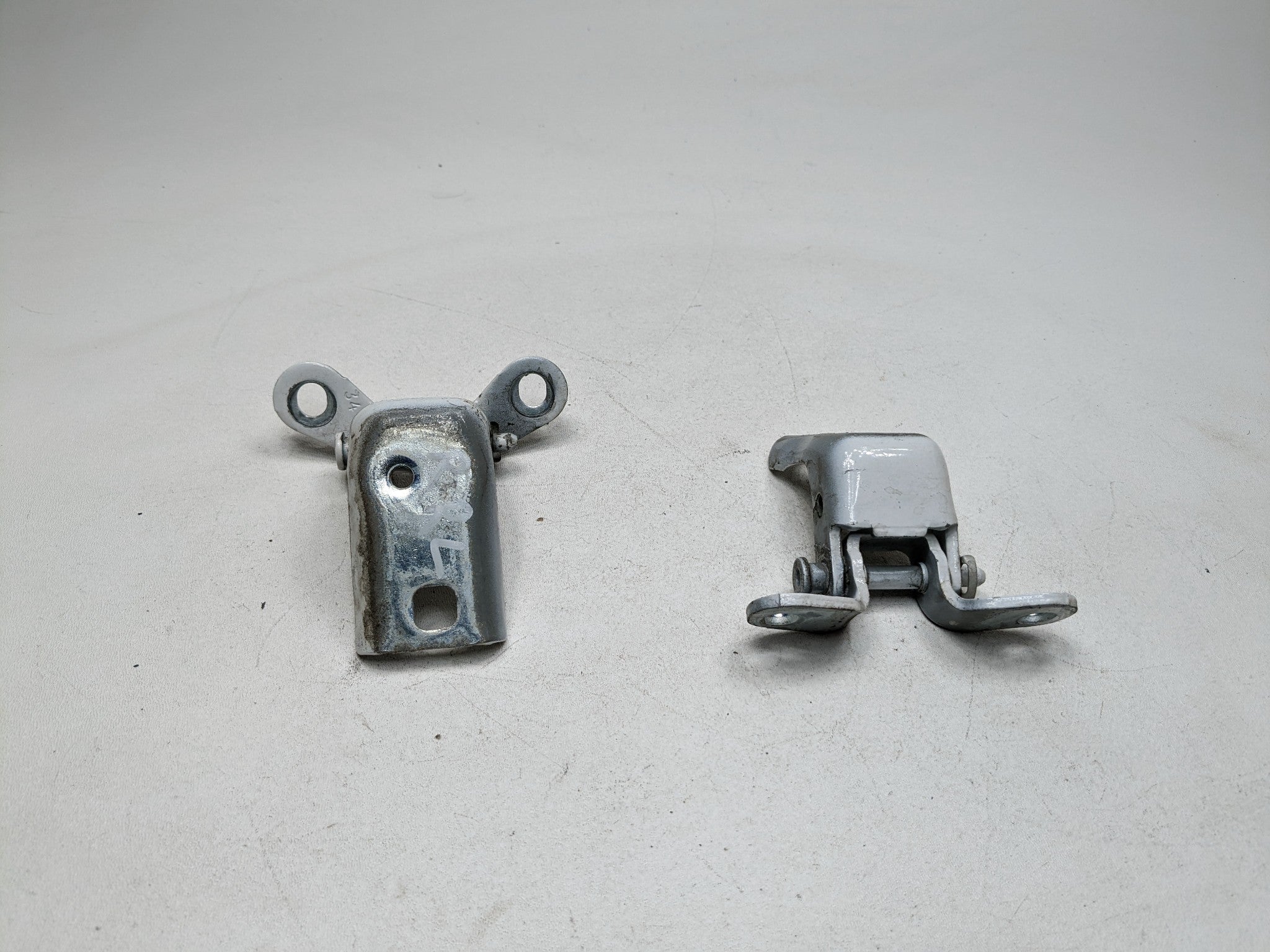 08 - 12 FORD ESCAPE OEM DOOR HINGE SET REAR RIGHT PASSENGER SIDE UPPER AND LOWER