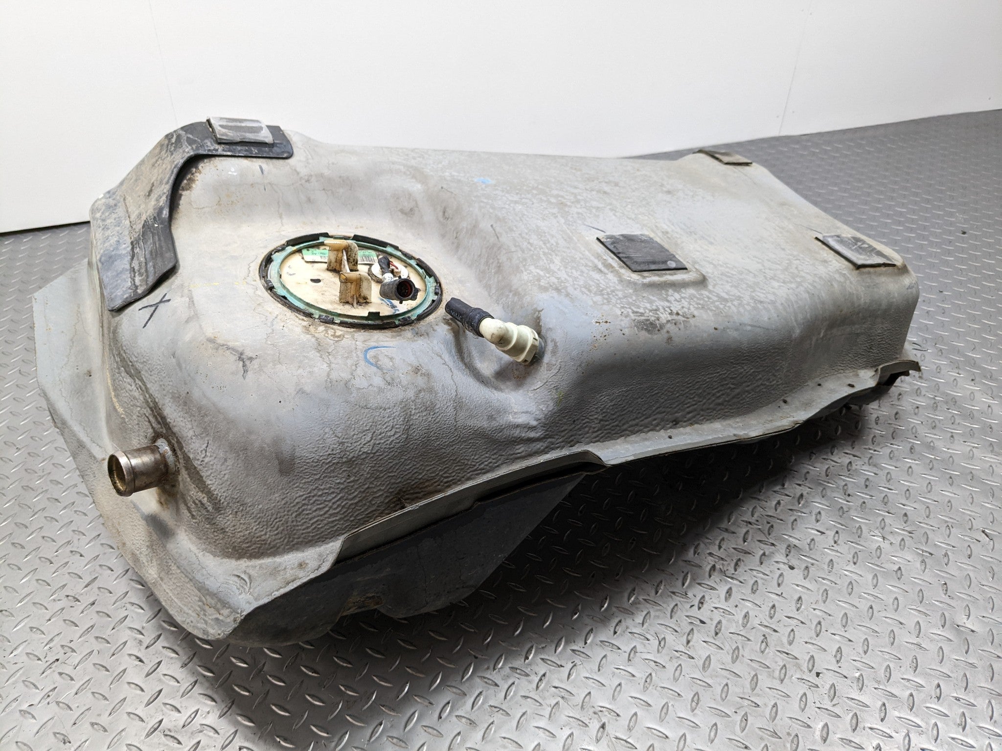 2008 - 2012 FORD ESCAPE OEM GASOLINE FUEL TANK ASSEMBLY VIN 8TH DIGIT 2.3L