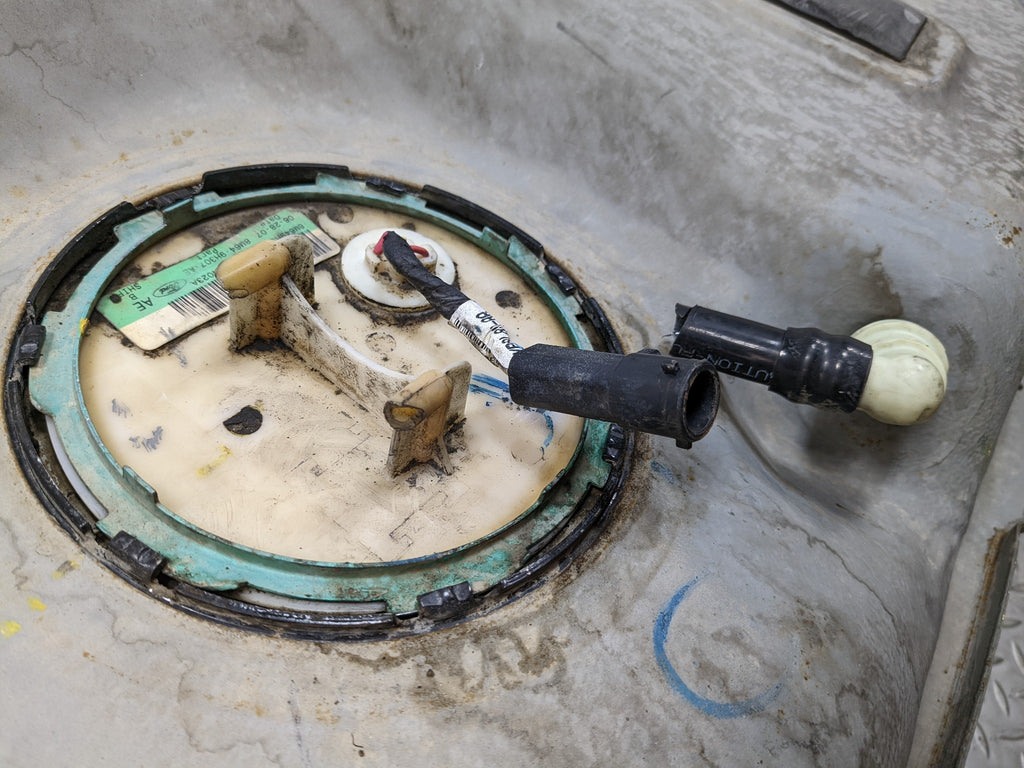 2008 - 2012 FORD ESCAPE OEM GASOLINE FUEL TANK ASSEMBLY VIN 8TH DIGIT 2.3L