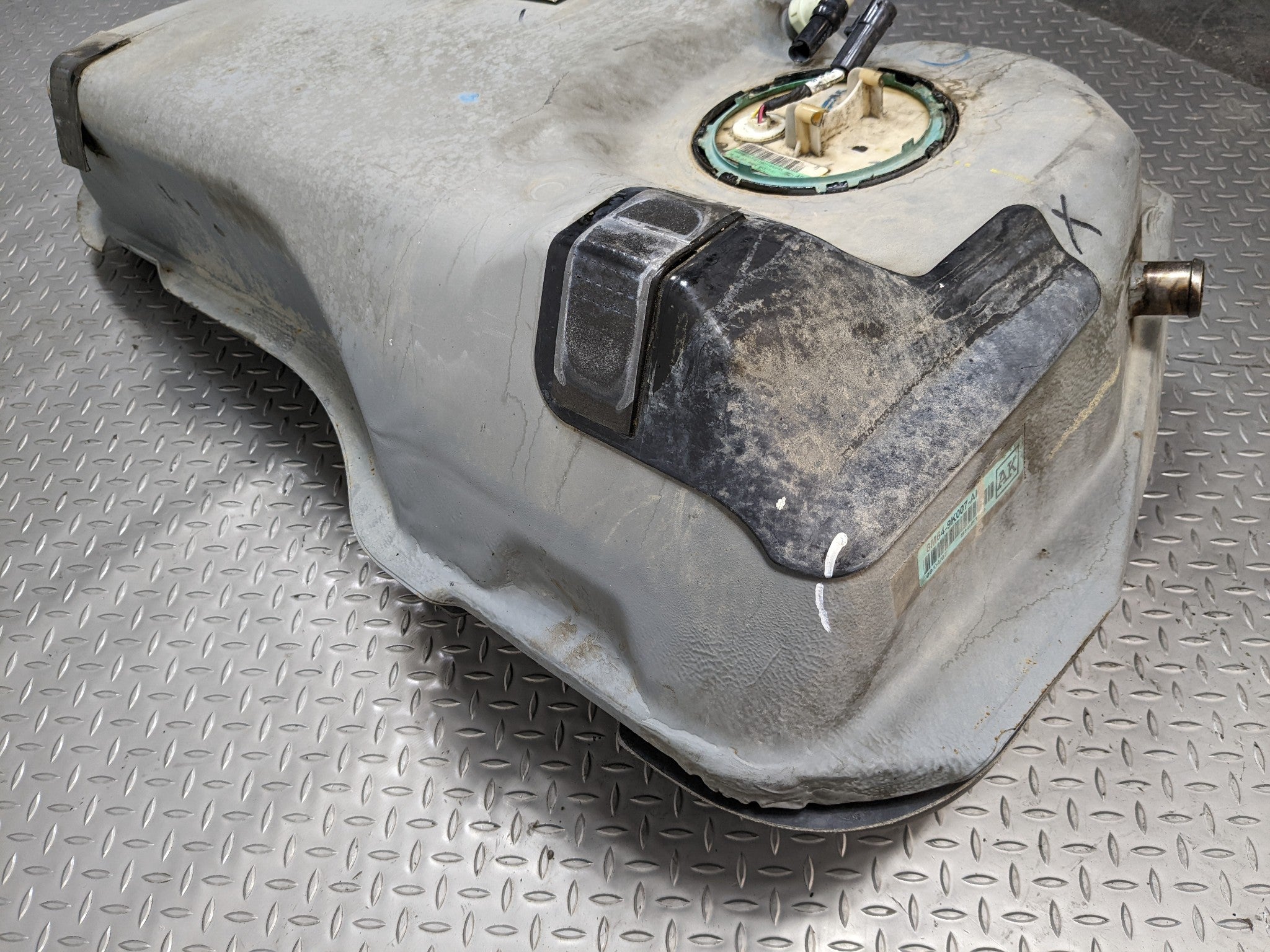 2008 - 2012 FORD ESCAPE OEM GASOLINE FUEL TANK ASSEMBLY VIN 8TH DIGIT 2.3L