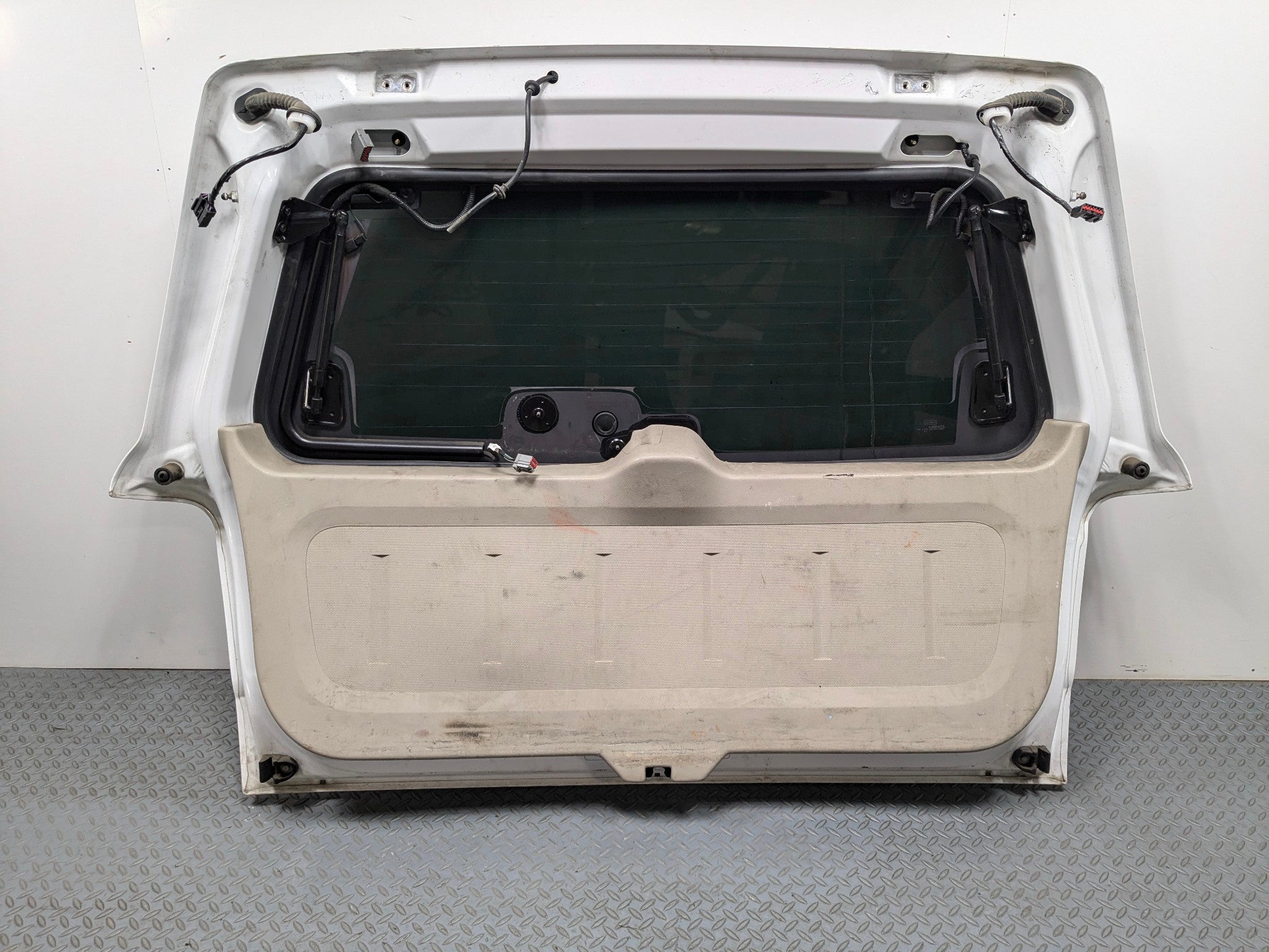 08 - 12 FORD ESCAPE OEM TAILGATE LIFTGATE SHELL PANEL WITH GLASS ASSEMBLY WHITE