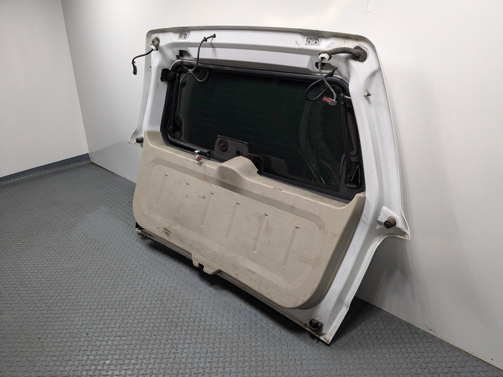 08 - 12 FORD ESCAPE OEM TAILGATE LIFTGATE SHELL PANEL WITH GLASS ASSEMBLY WHITE