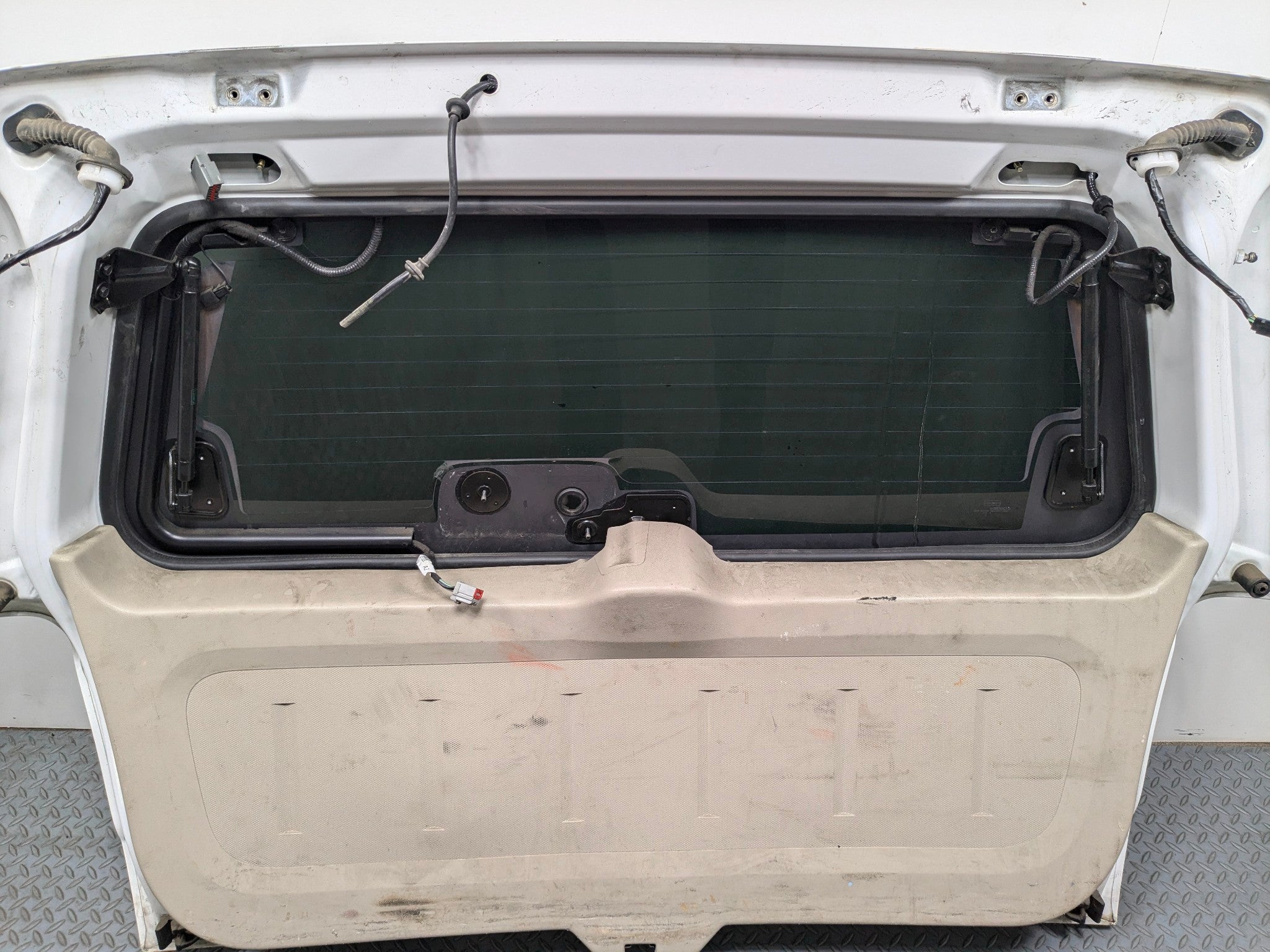 08 - 12 FORD ESCAPE OEM TAILGATE LIFTGATE SHELL PANEL WITH GLASS ASSEMBLY WHITE