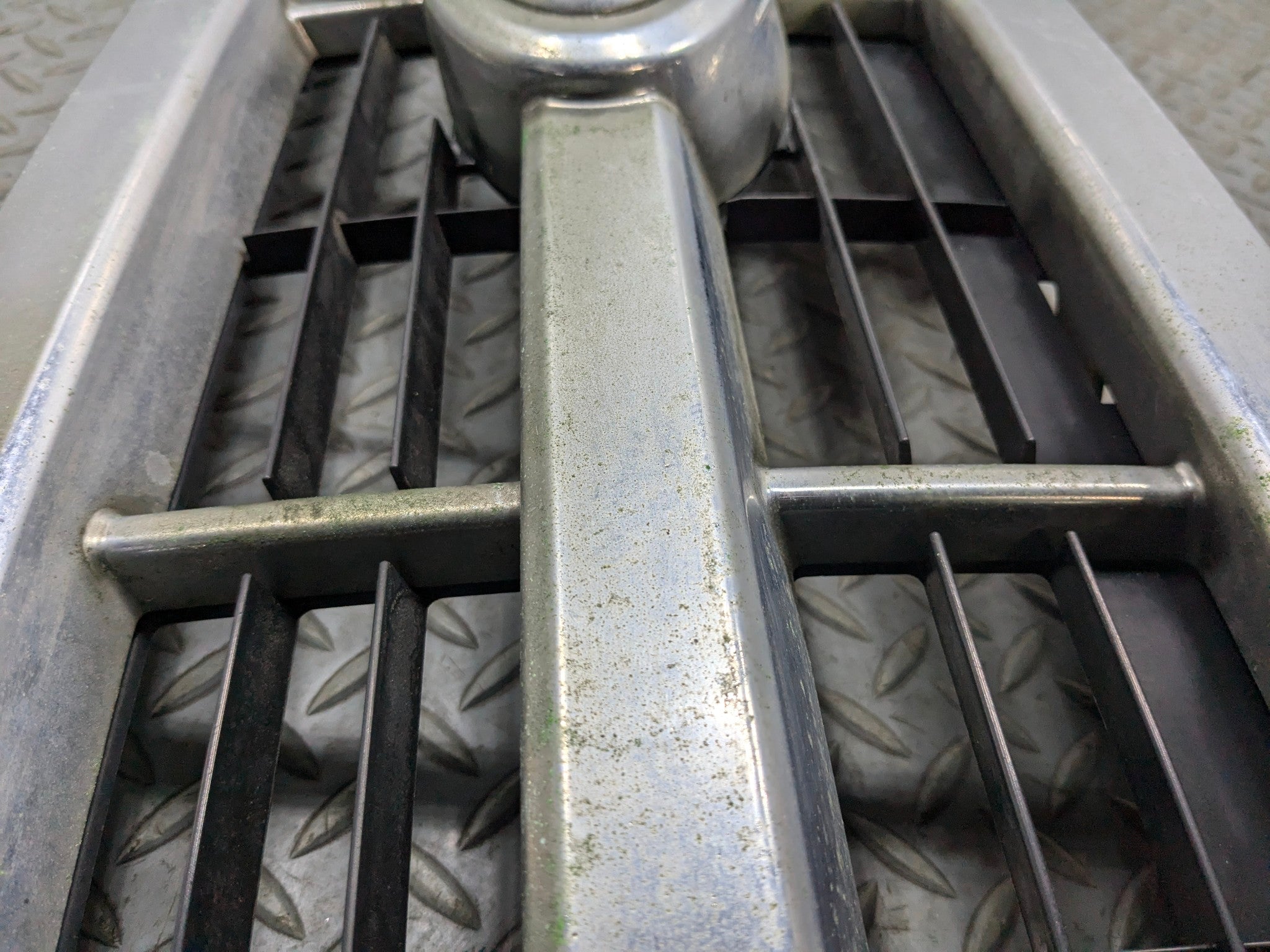 2008 - 2012 FORD ESCAPE OEM GRILLE WITH EMBLEM FRONT CENTER UPPER BUMPER