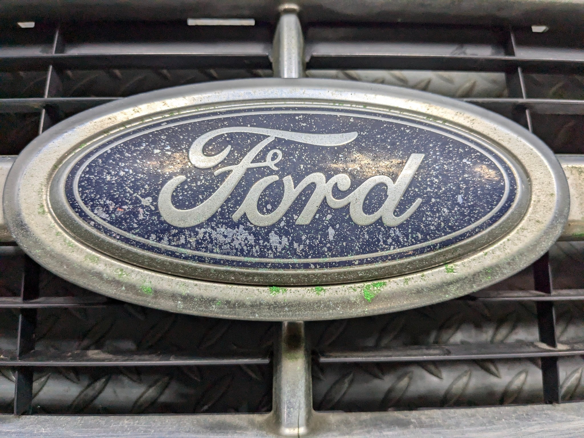 2008 - 2012 FORD ESCAPE OEM GRILLE WITH EMBLEM FRONT CENTER UPPER BUMPER