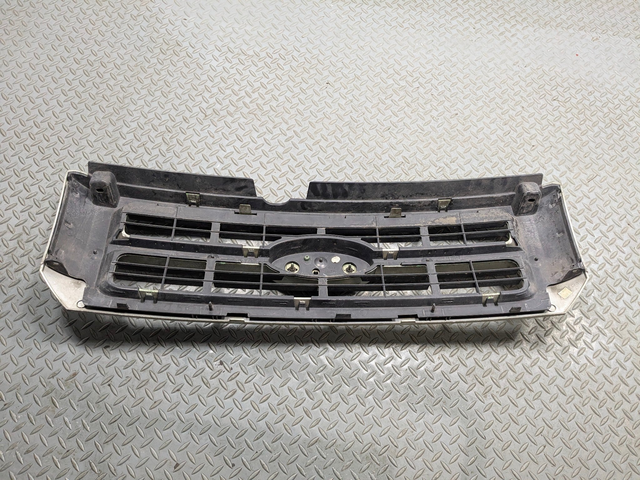 2008 - 2012 FORD ESCAPE OEM GRILLE WITH EMBLEM FRONT CENTER UPPER BUMPER