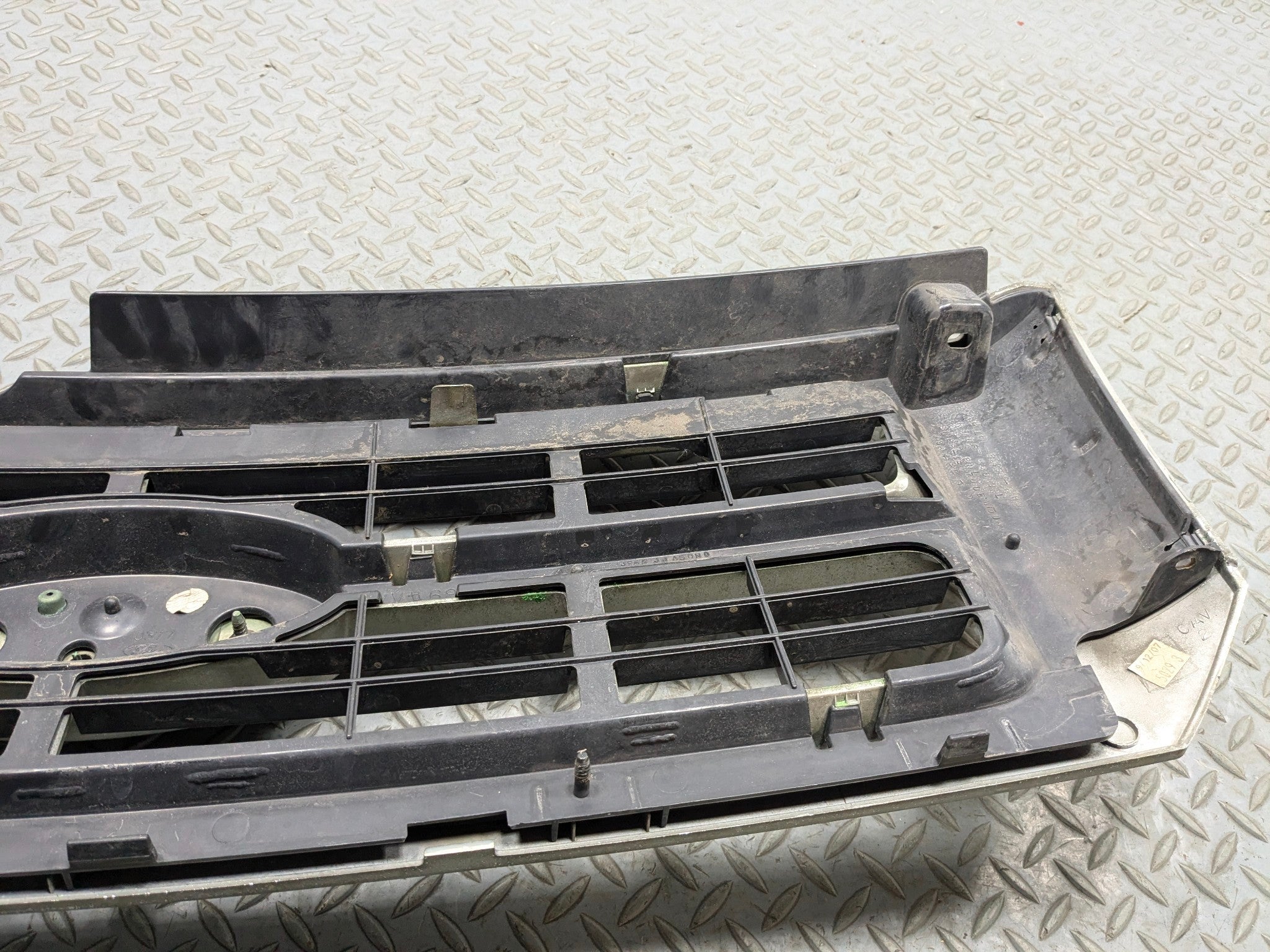 2008 - 2012 FORD ESCAPE OEM GRILLE WITH EMBLEM FRONT CENTER UPPER BUMPER