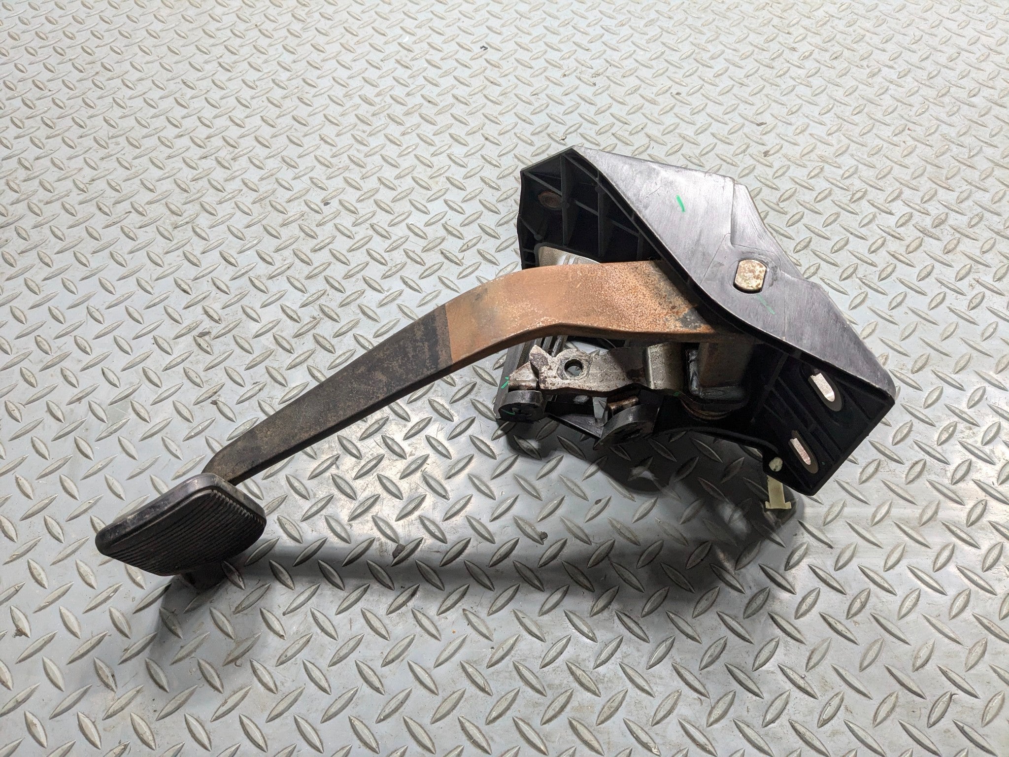 2008 - 2012 FORD ESCAPE OEM FOOT STEP BRAKE PEDAL WITH BRACKET ASSEMBLY