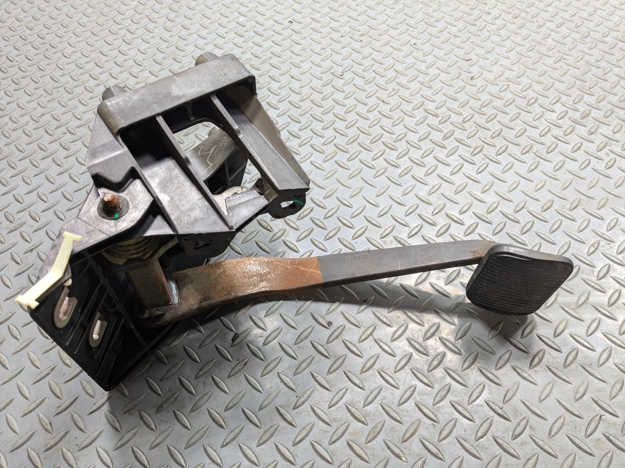 2008 - 2012 FORD ESCAPE OEM FOOT STEP BRAKE PEDAL WITH BRACKET ASSEMBLY