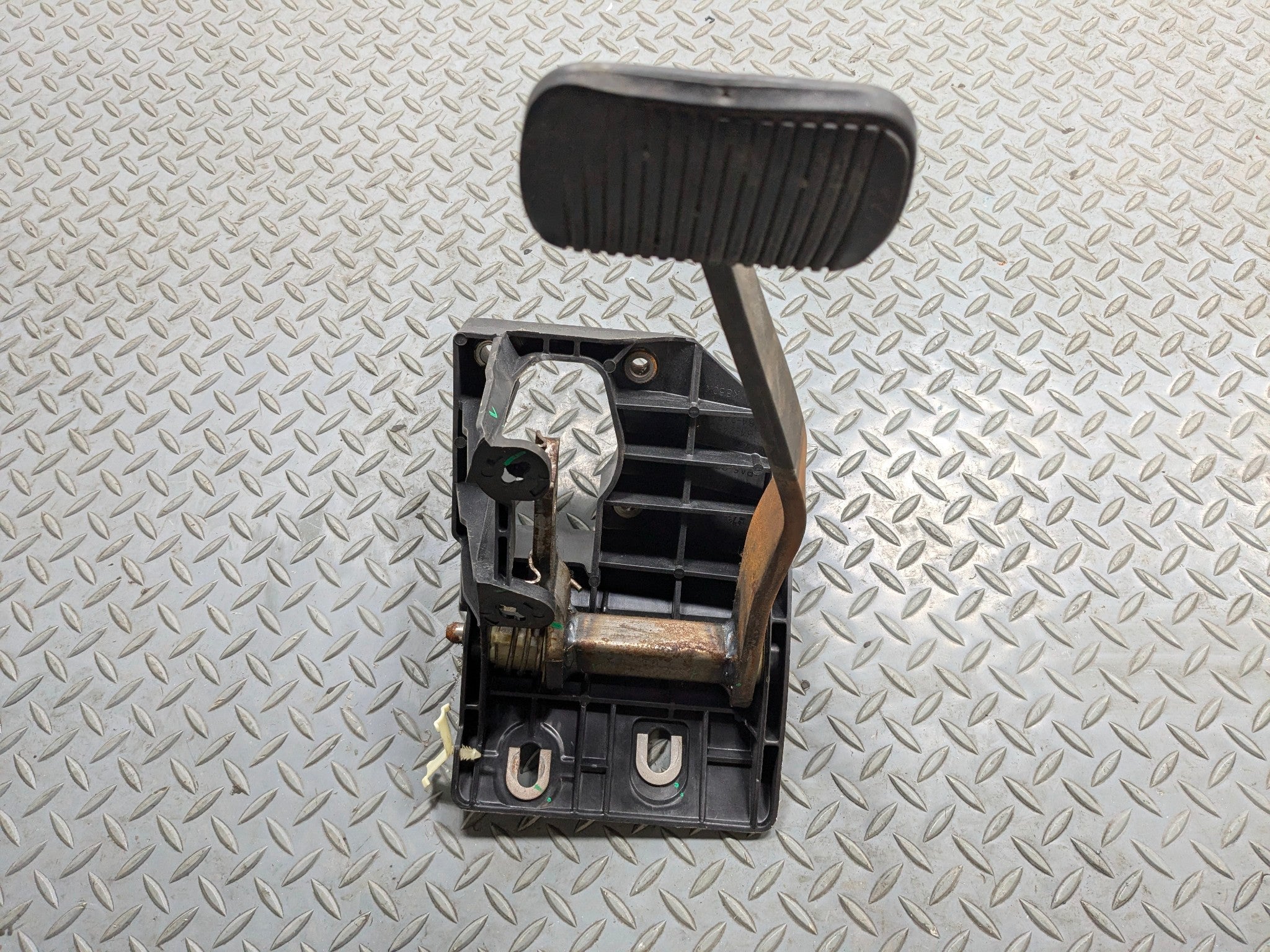 2008 - 2012 FORD ESCAPE OEM FOOT STEP BRAKE PEDAL WITH BRACKET ASSEMBLY