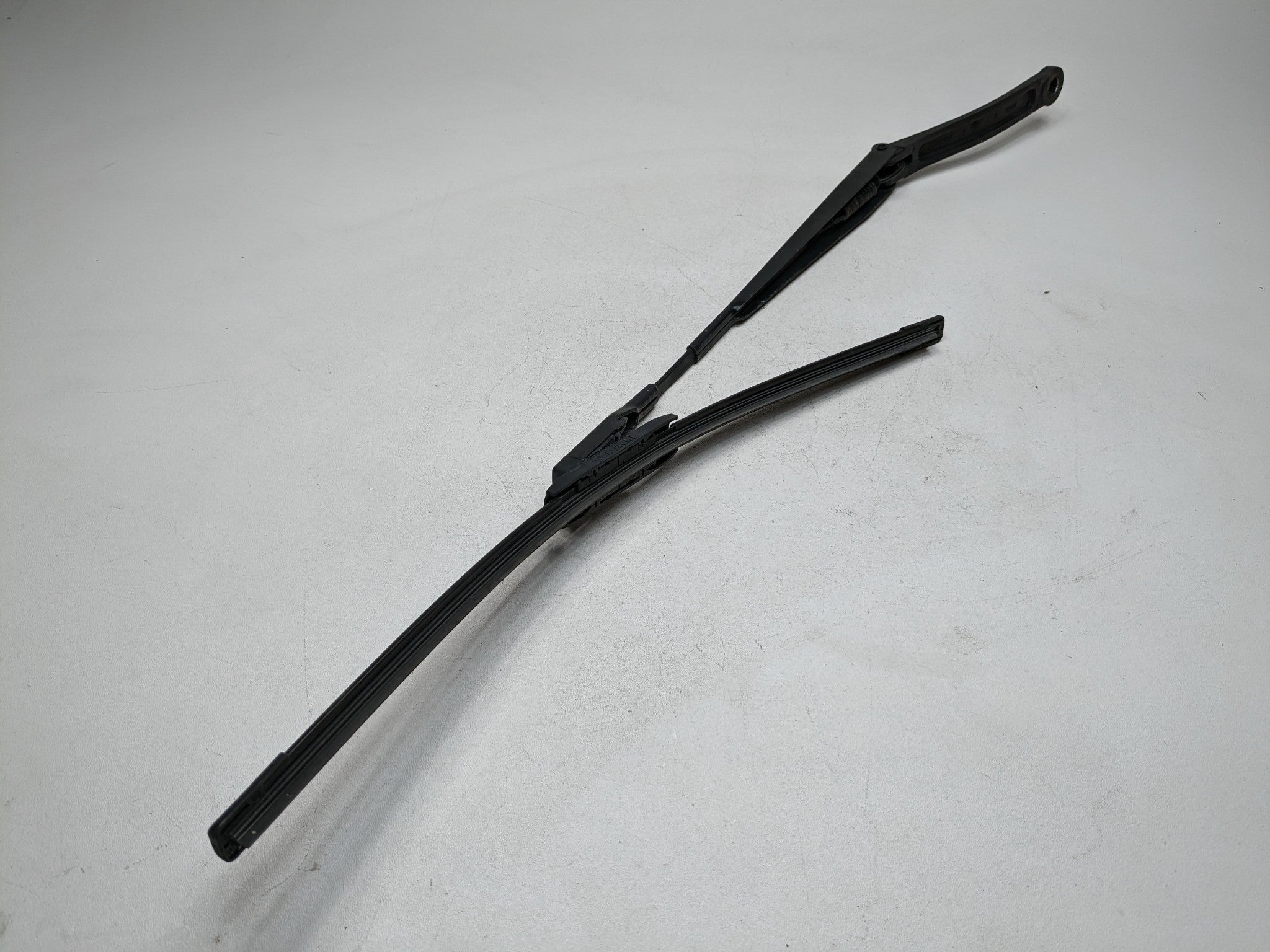 2008 - 2012 FORD ESCAPE OEM WINDSHIELD WIPER ARM WITH BLADE FRONT LEFT SIDE