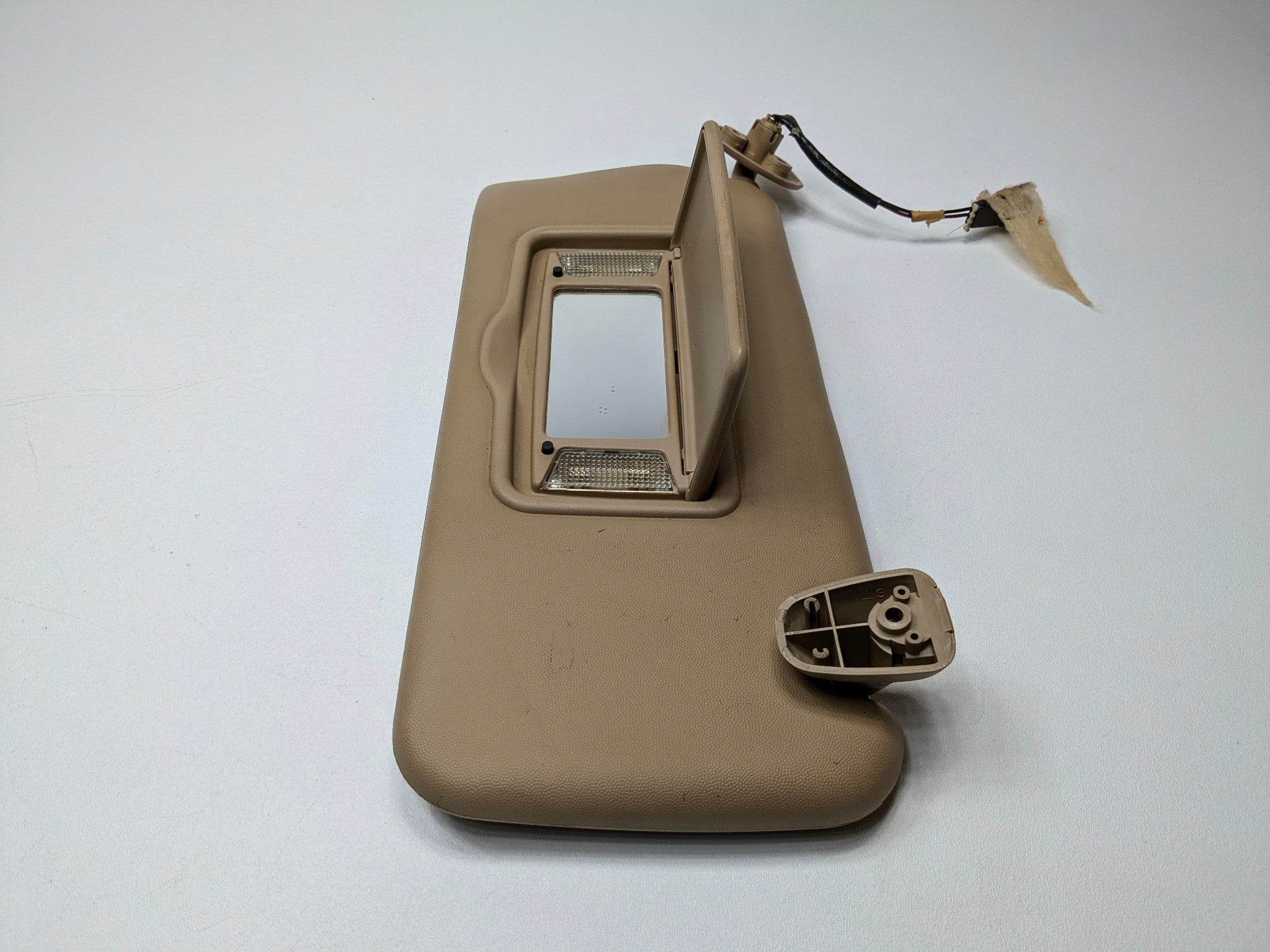 05 - 07 CADILLAC CTS OEM SUN VISOR BROWN GREY UPPER ROOF FRONT LEFT DRIVER SIDE