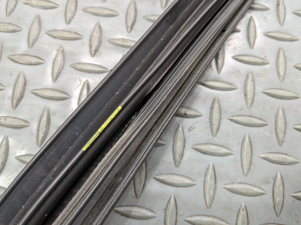 2005 - 2007 CADILLAC CTS OEM DOOR SEAL WEATHER STRIPPING RUBBER FRONT RIGHT SIDE