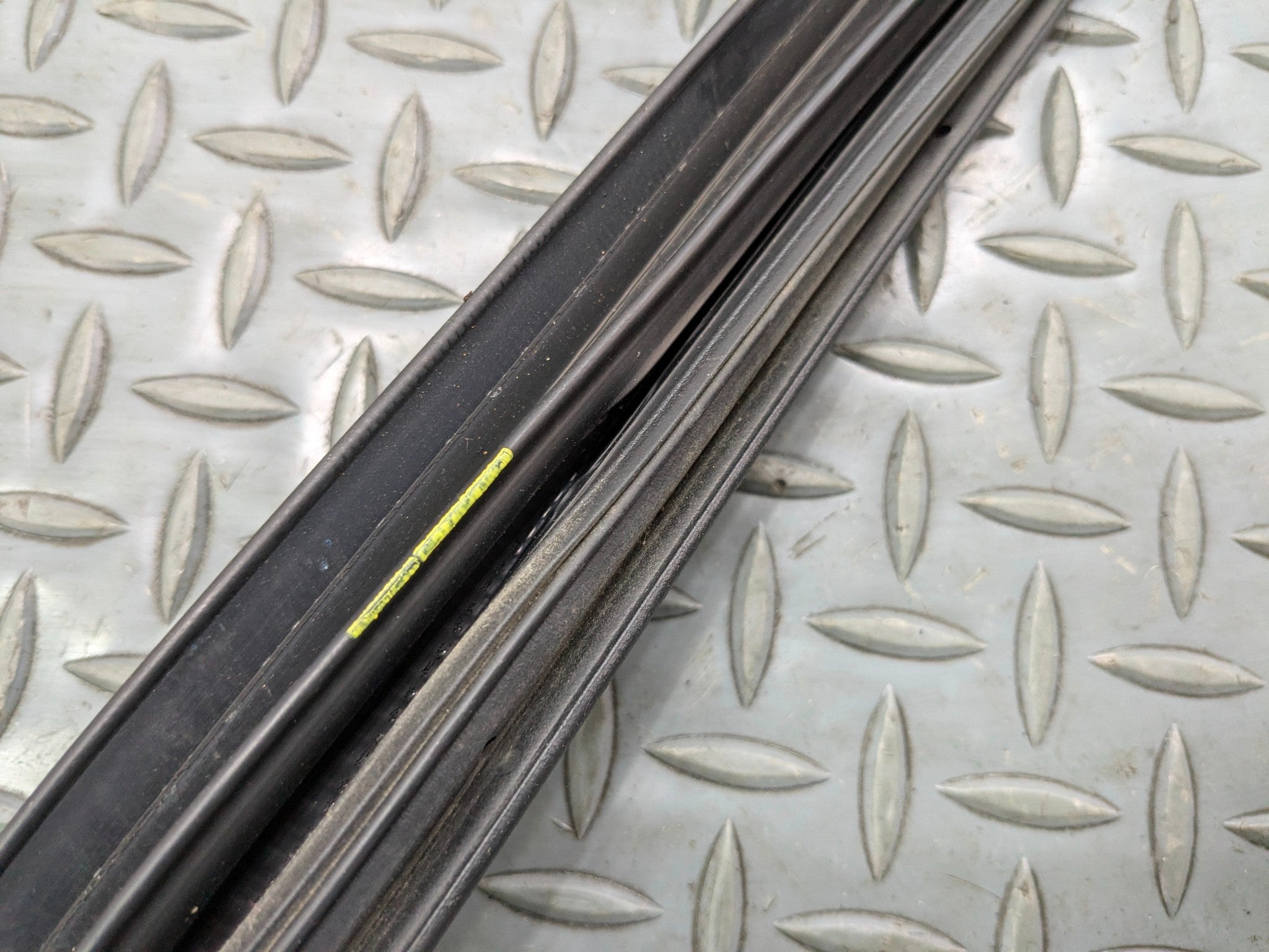 2005 - 2007 CADILLAC CTS OEM DOOR SEAL WEATHER STRIPPING RUBBER FRONT RIGHT SIDE