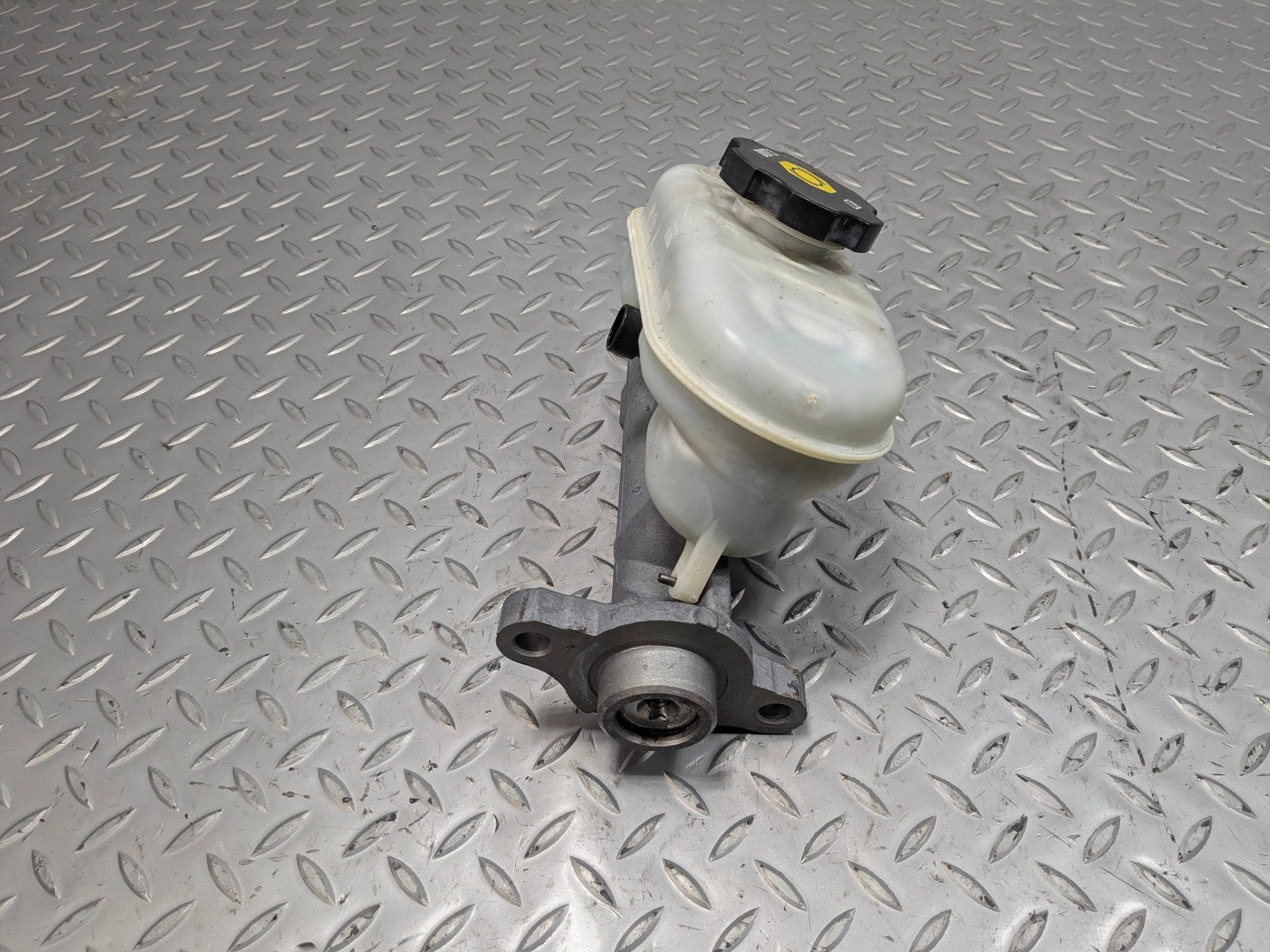 2005 - 2007 CADILLAC CTS OEM BRAKE MASTER CYLINDER WITH RESERVOIR ASSEMBLY