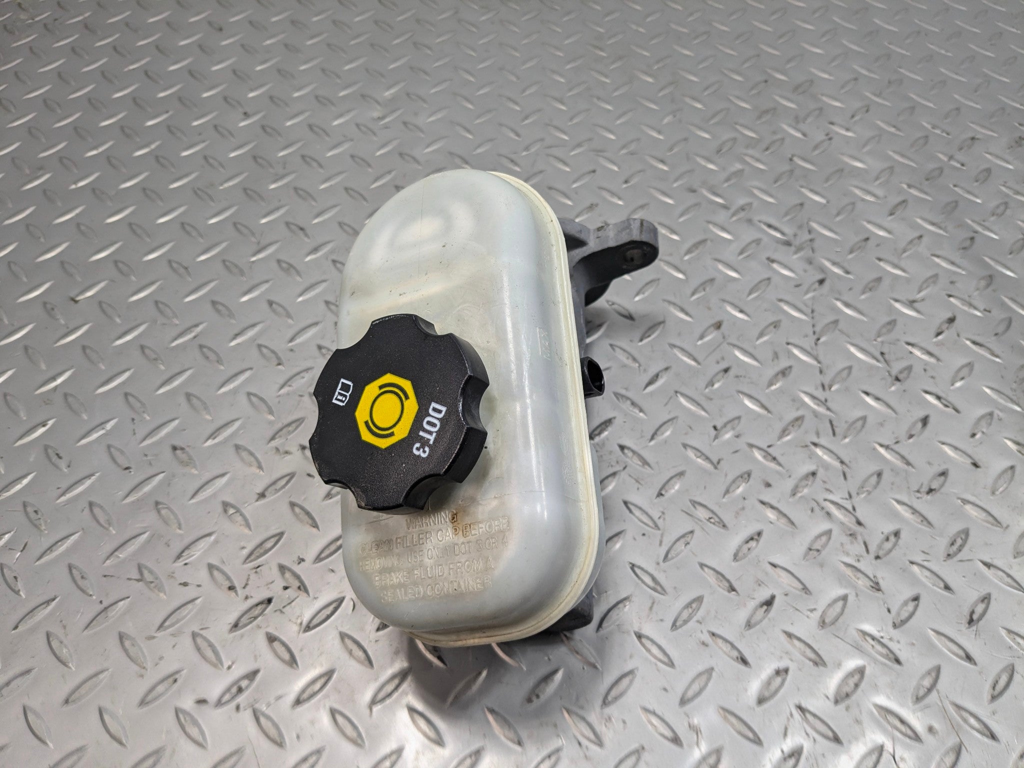 2005 - 2007 CADILLAC CTS OEM BRAKE MASTER CYLINDER WITH RESERVOIR ASSEMBLY