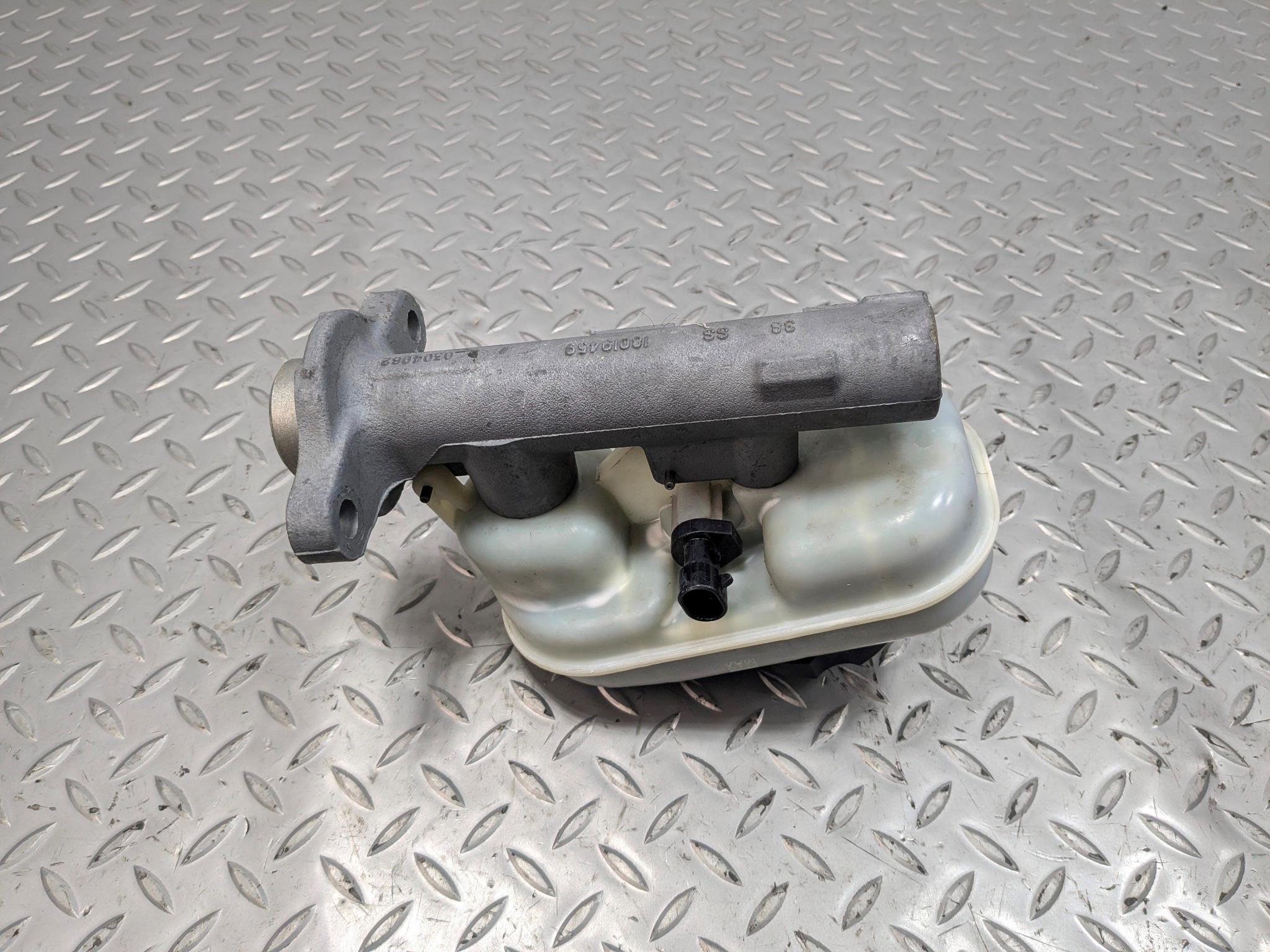 2005 - 2007 CADILLAC CTS OEM BRAKE MASTER CYLINDER WITH RESERVOIR ASSEMBLY
