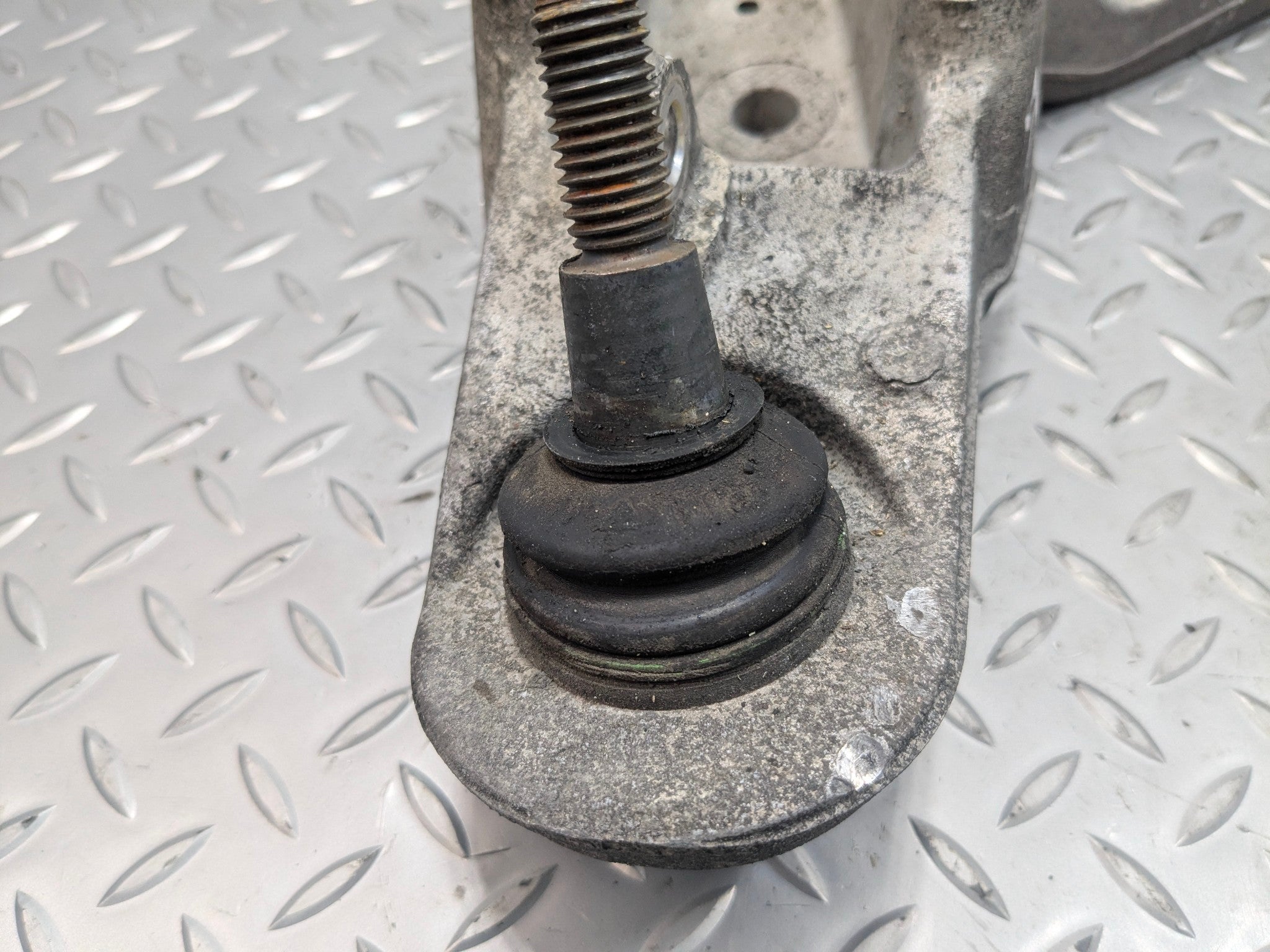 2005 - 2007 CADILLAC CTS OEM LOWER CONTROL ARM FRONT RIGHT PASSENGER SIDE