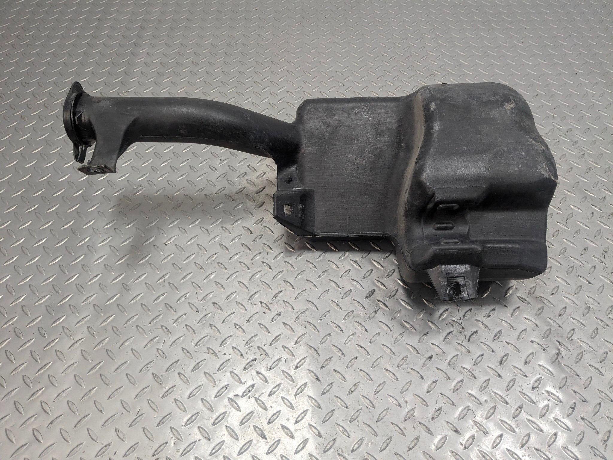 2005 - 2007 CADILLAC CTS OEM WINDSHIELD WASHER RESERVOIR BOTTLE TANK